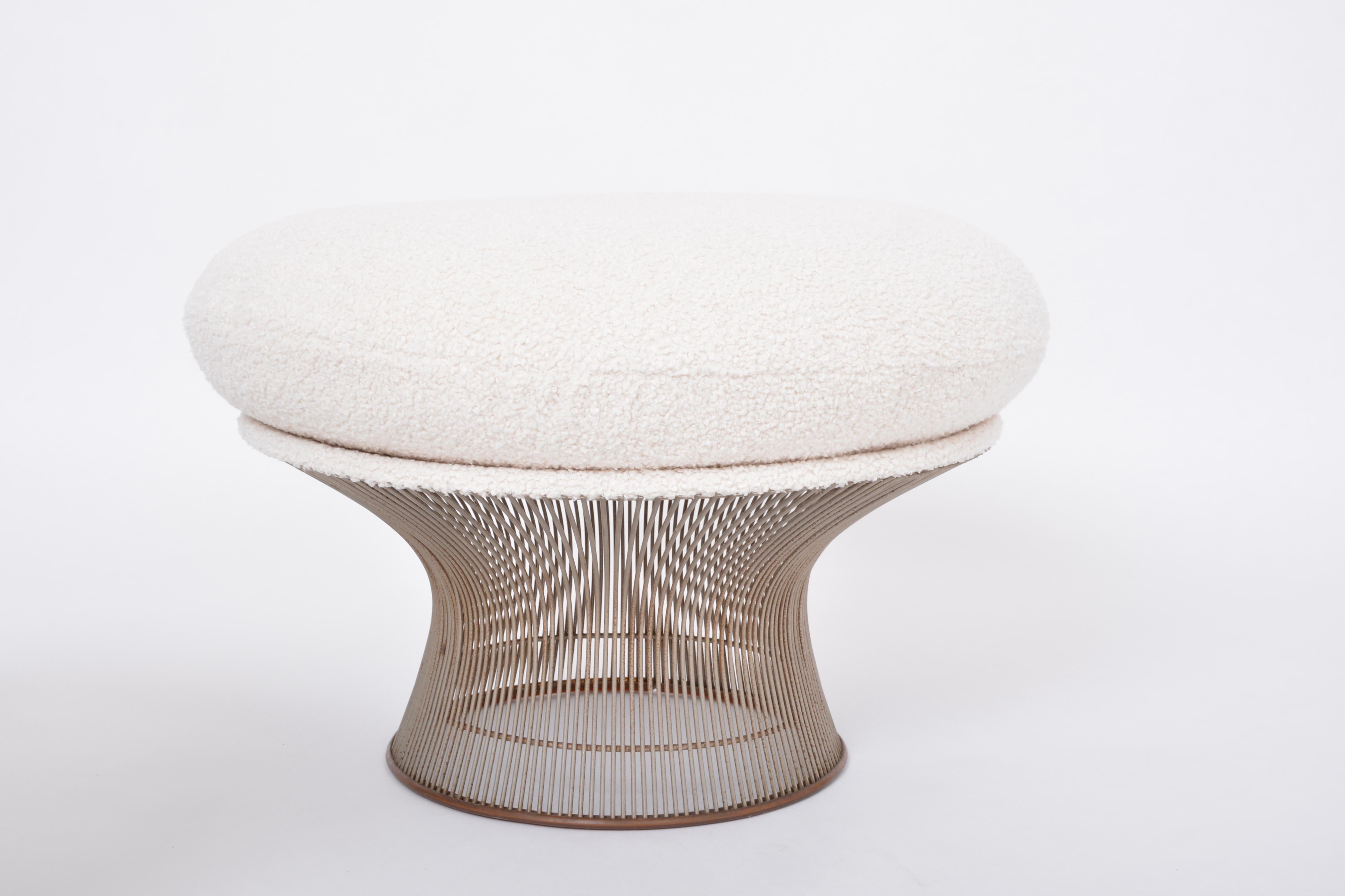 Pair of reupholstered vintage Mid-century ottomans by Warren Platner for Knoll In Good Condition In Berlin, DE