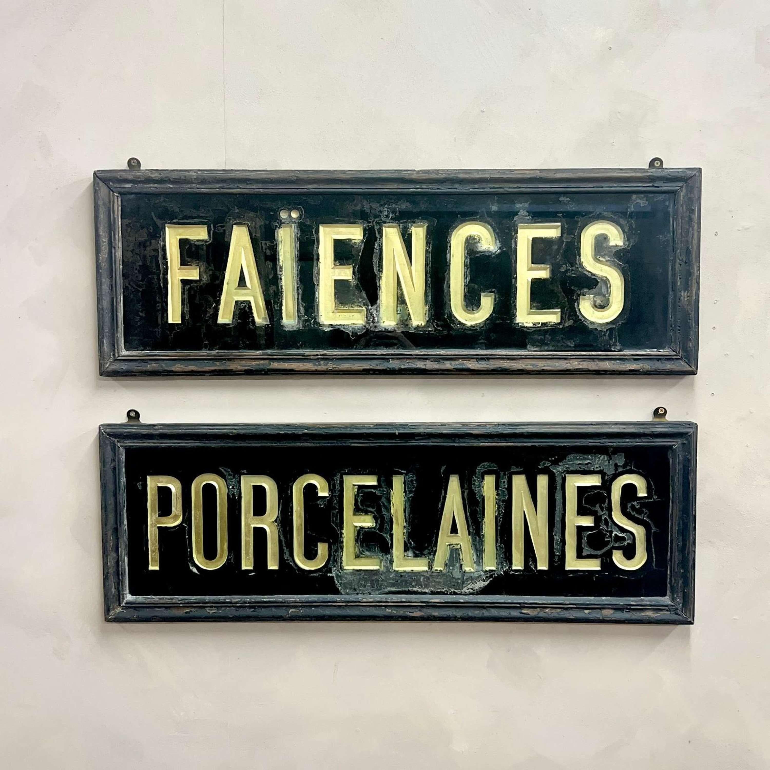 Raro par de rótulos de tienda franceses de principios de siglo. Se habrían utilizado para anunciar la cerámica dentro de la tienda.

Fayenza - Cerámica fina vidriada con estaño
Porcelaines - Porcelana 

Preciosos marcos y panel trasero originales,