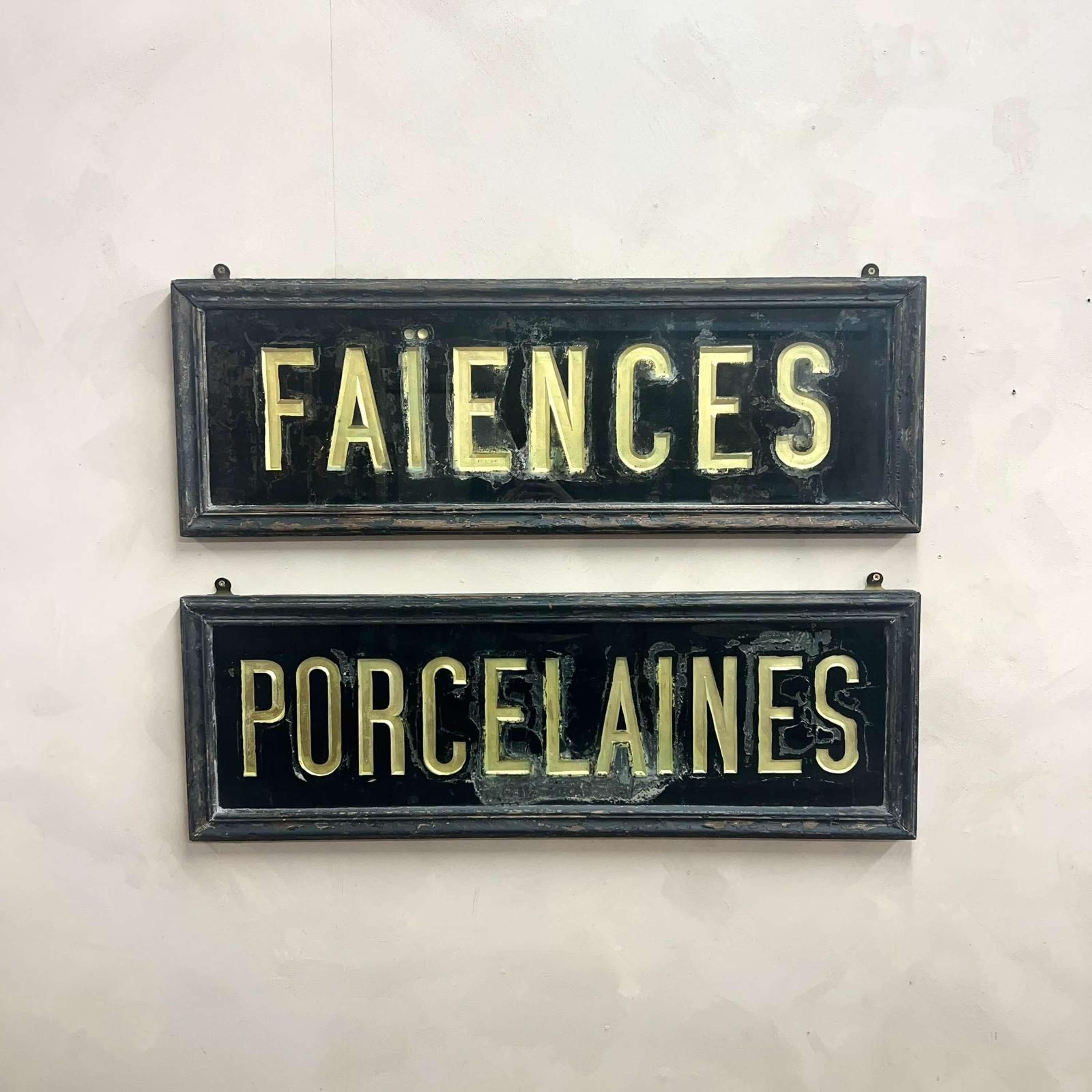 Pareja de Letreros de Tienda Franceses Pintados al Reverso Cerámica Francés en venta