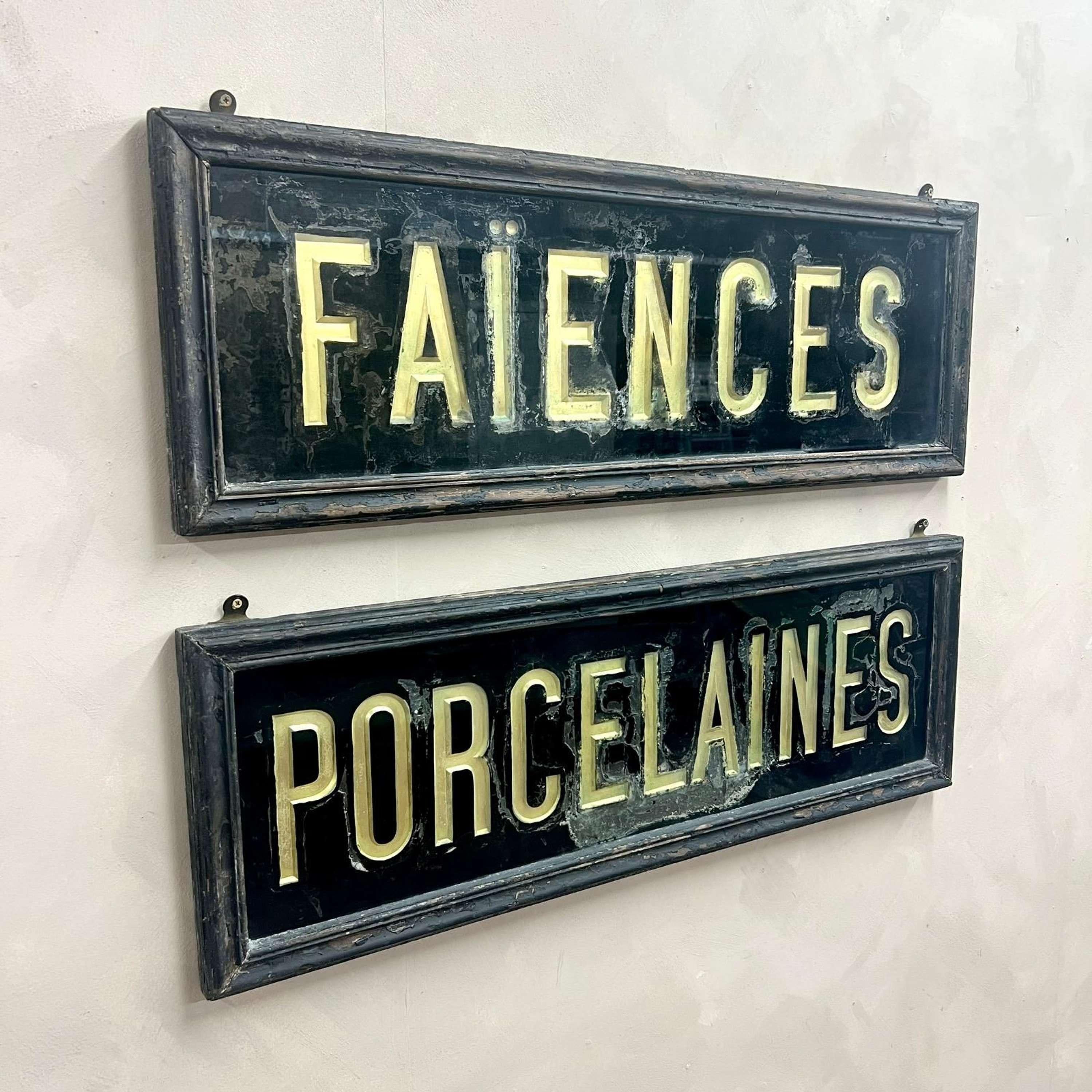 Pareja de Letreros de Tienda Franceses Pintados al Reverso Cerámica en venta 1