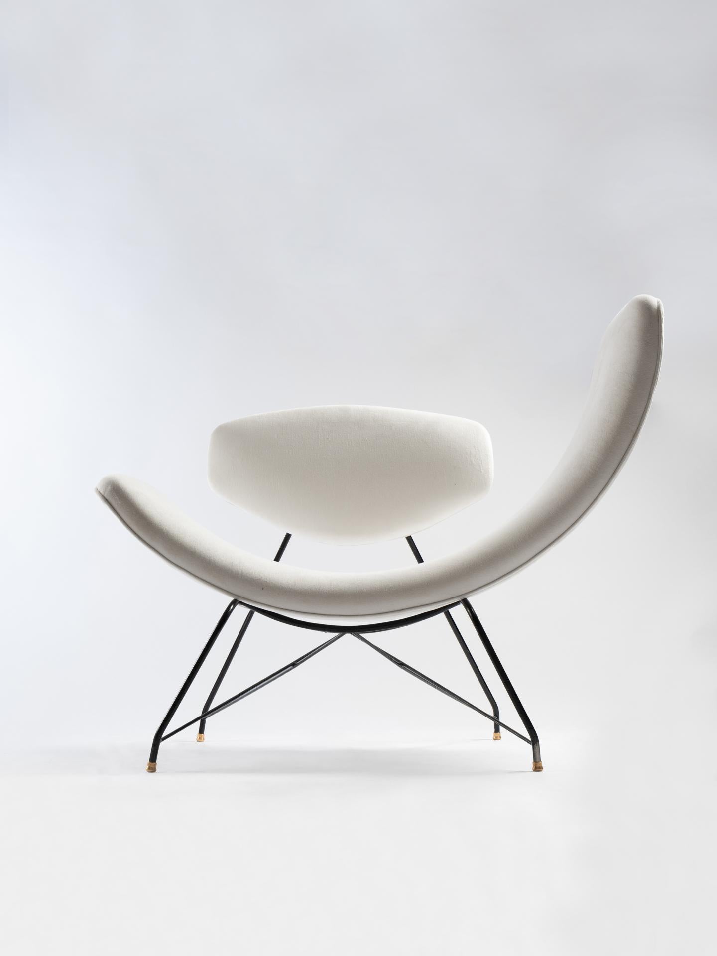 Carlo Hauner and Martin Eisler both immigrated from Europe to Brazil due to the war. They met in 1953 and shortly after opened Moveis Artesanal, which later on changed its name to Forma.    
The Reversivel Chair was designed in 1955 and is