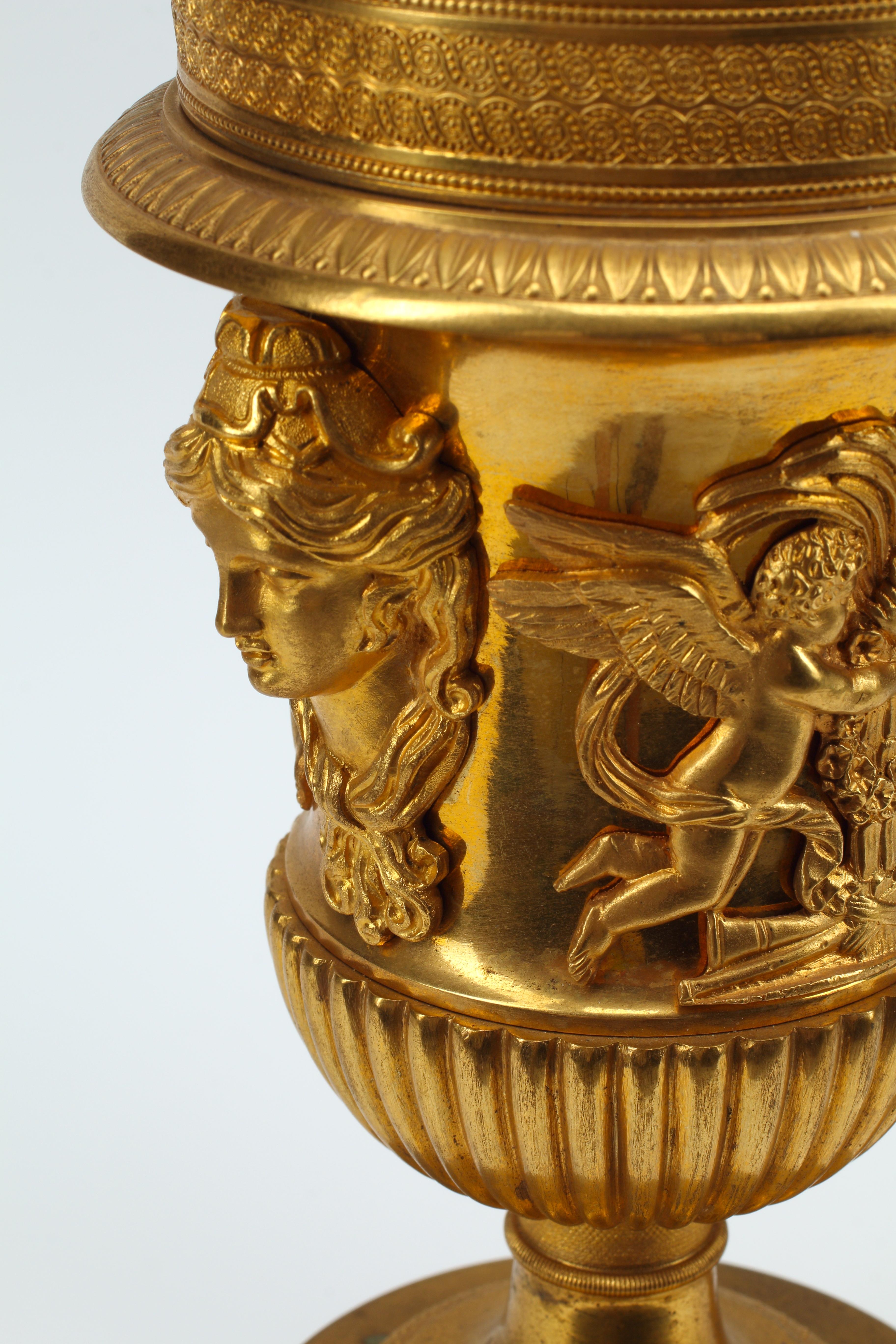 Una coppia di raffinate cassette in bronzo dorato Charles X con coperchi che si trasformano in portacandele. Ciascun coperchio a cupola è decorato con un motivo a losanghe tornite e sormontato da un terminale foliato. I corpi a forma di tulipano