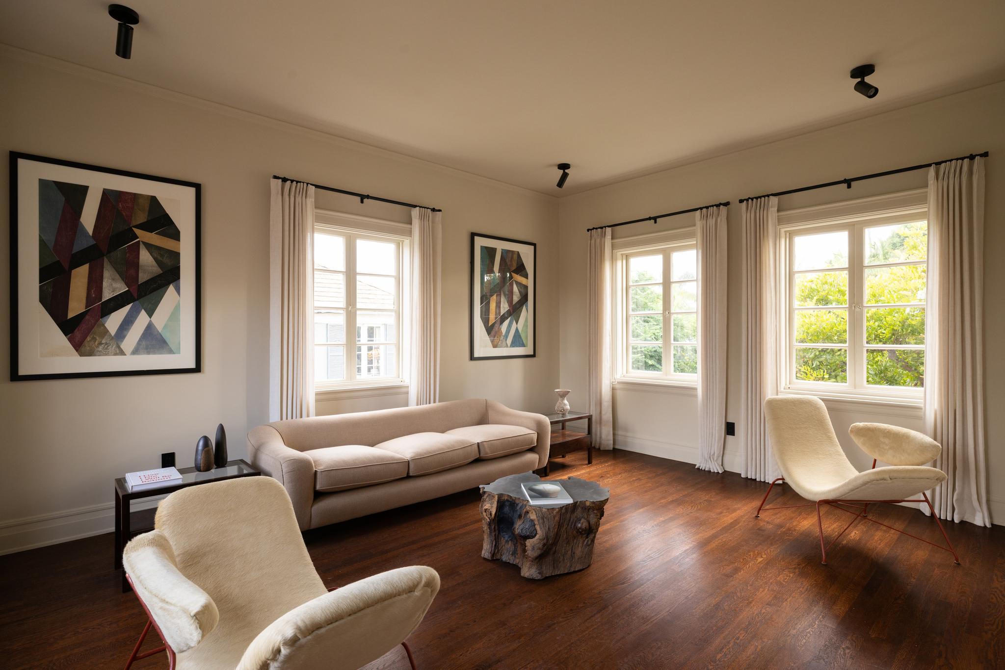 Questa eccezionale coppia di poltrone Reversível di Martin Eisler incarna la tensione poetica e la curvatura sensuale che definiscono i suoi design più iconici. Create negli anni '50, le sedie presentano la caratteristica seduta sospesa di Eisler,