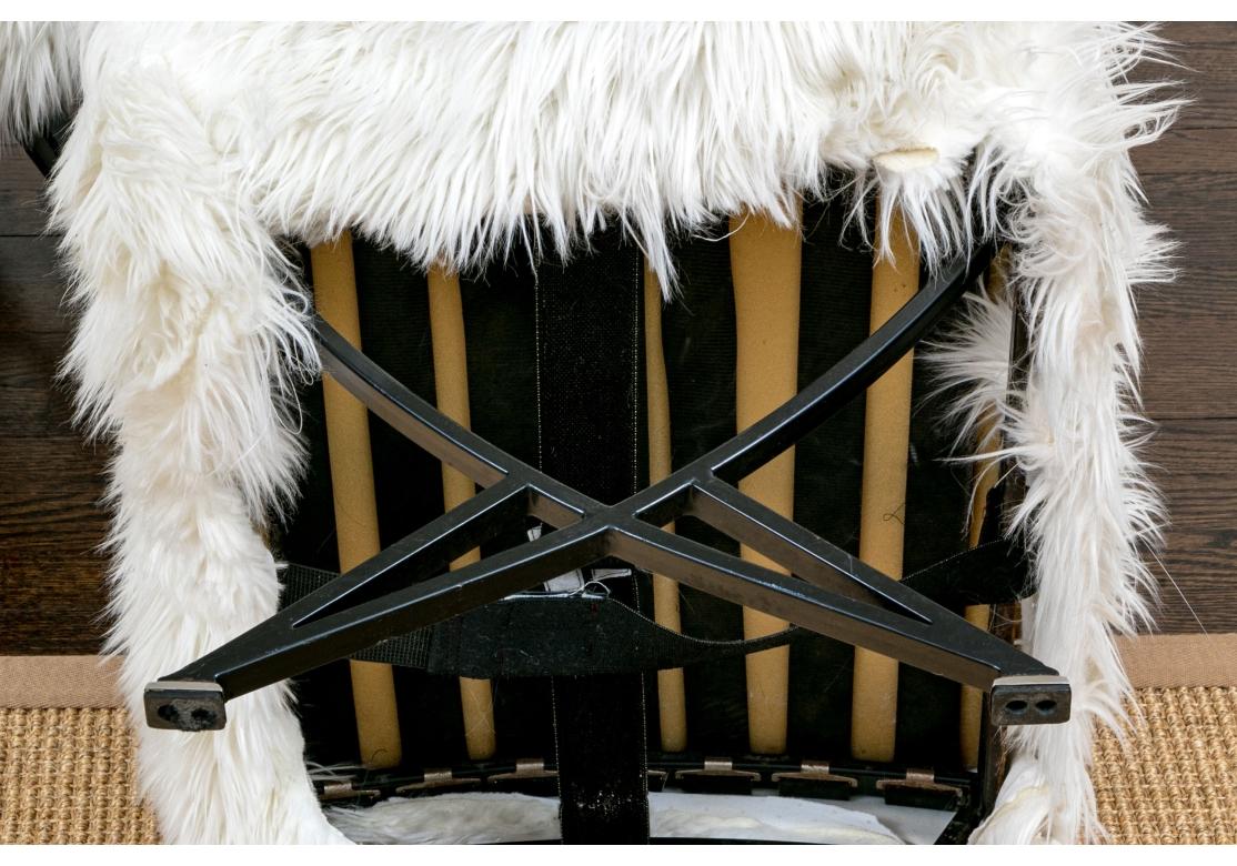 Una coppia di pouf Revetatto in stile anni '70 con basi metalliche nere e tappezzeria Flokati bianca. I supporti in metallo hanno una forma elegante e sono sormontati da piedini in nichel. Le panchine sono realizzate molto bene con sedili in