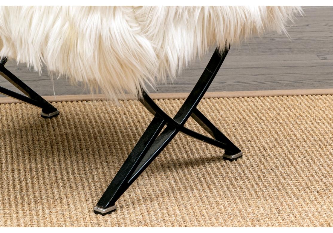 Mid-Century moderno Coppia di panche Revetatto con sedute Flokati bianche in vendita