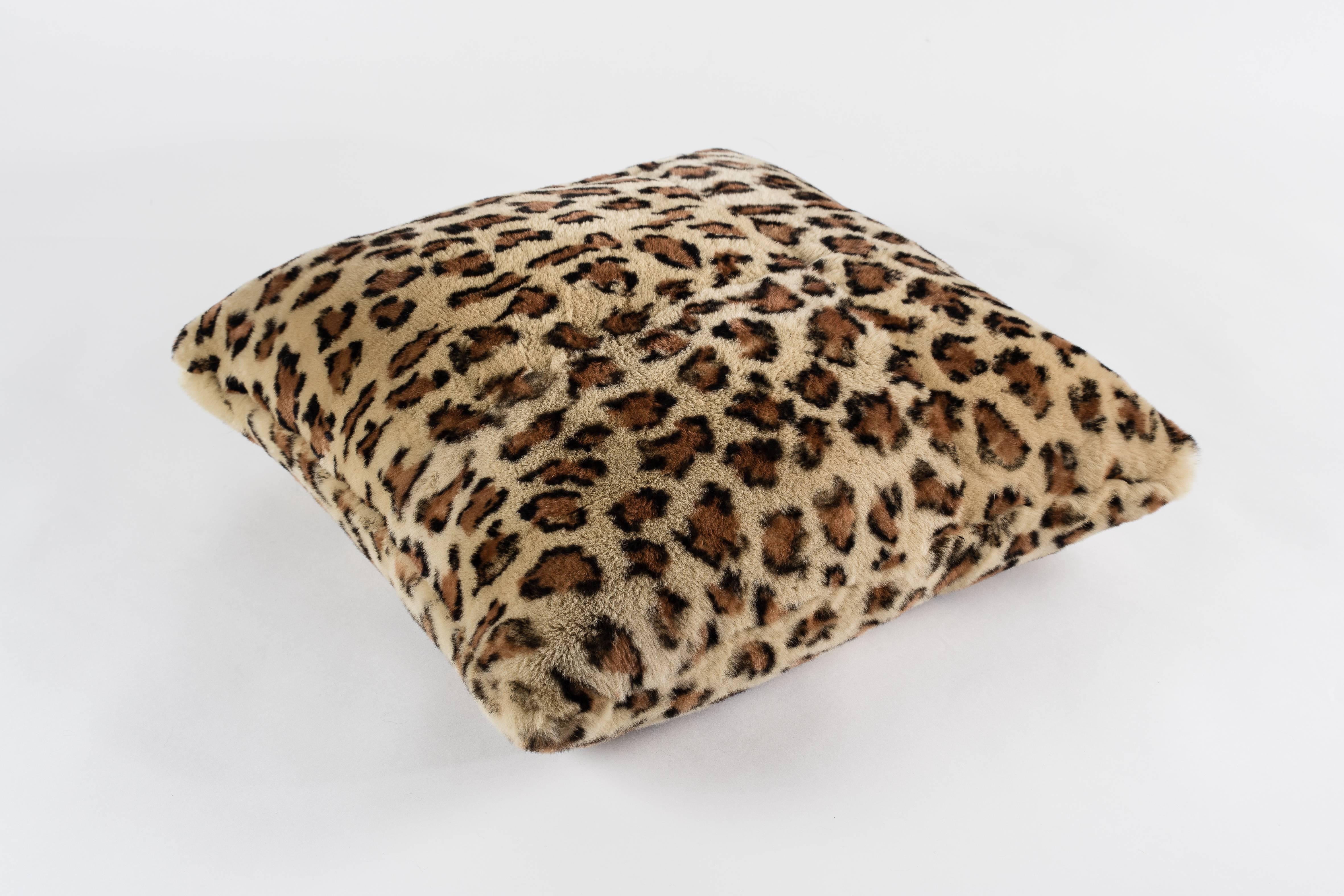 Pair of rex rabbit fur cushions
Rex rabbit printed leopard
Sizes: 50 x 50 cm
Cushions filled with 100% duck feathers
Made in France.
     
