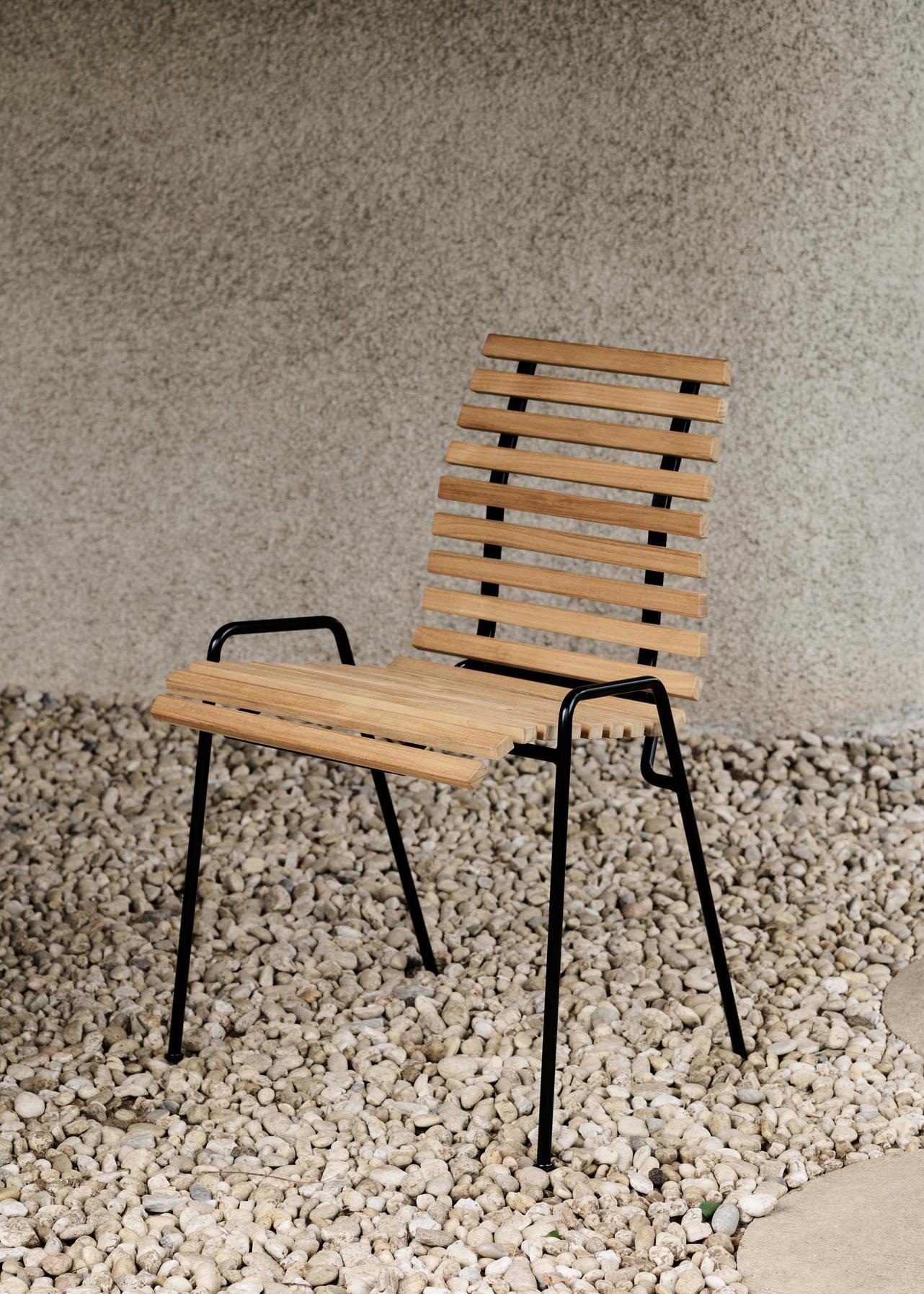 Der RFH Terrace Chair wurde ursprünglich von Robin Day für die Außenterrasse der Royal Festival Hall in London entworfen. Der klein proportionierte und ausgesprochen einfach konstruierte Terrace Chair wird aus einer Kombination von Teakholzlatten