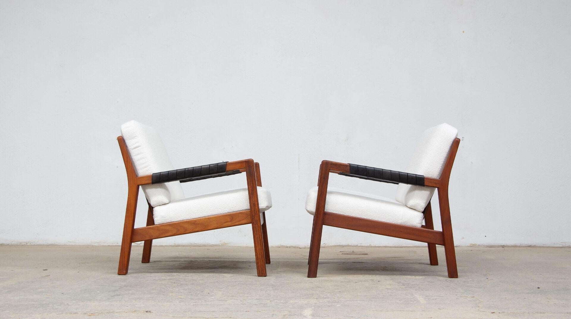 Pair of ‘Rialto’ armchairs designed by Finnish architect and designer Carl Gustaf Hiort af Ornäs in 1957.

Original models produced by his own furniture company, Puunveisto Oy. First edition in teak with spring cushions. Rare on the market.

Carl