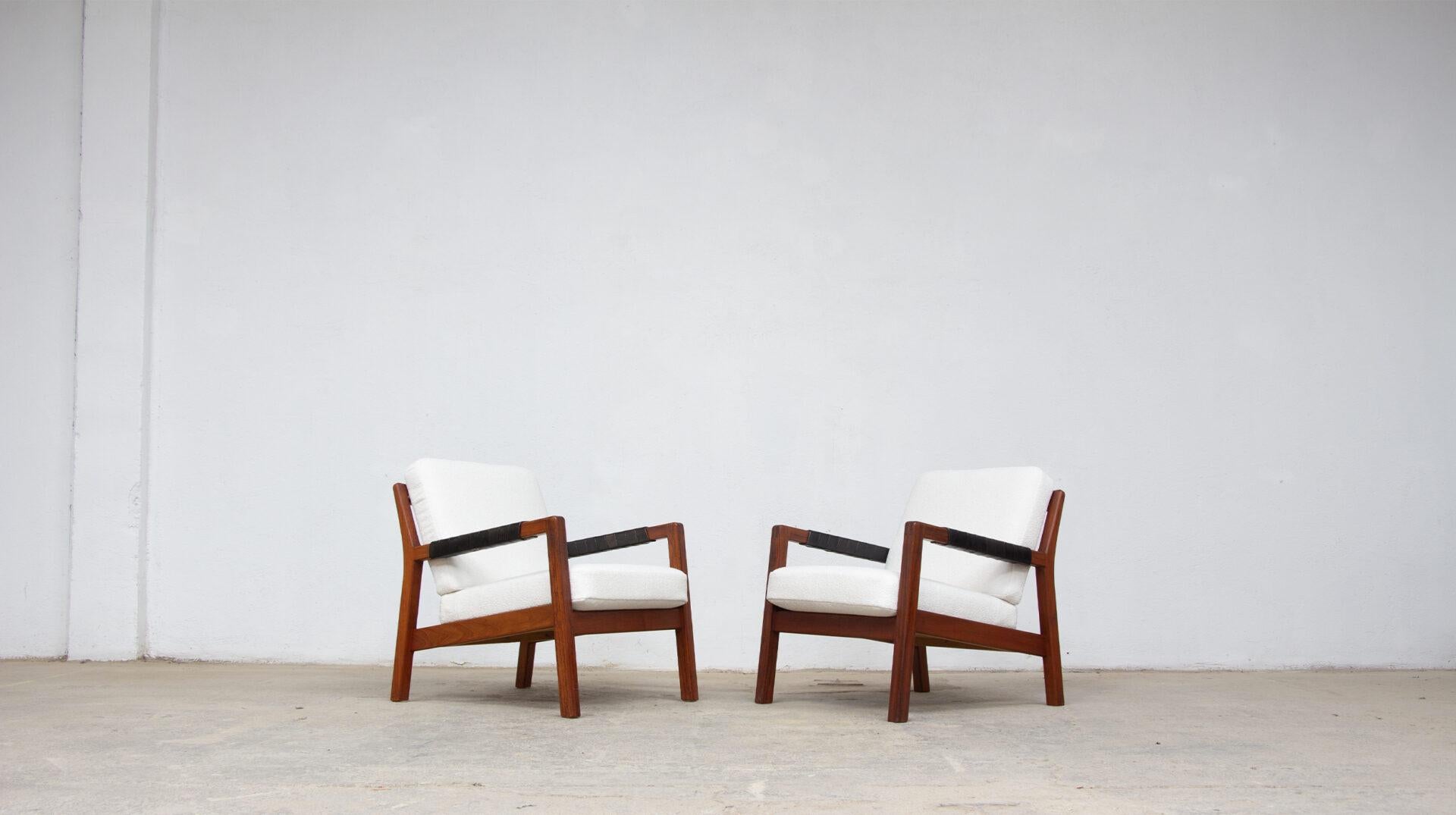 Leather Pair of ‘Rialto’ armchairs by Gustaf Hiort af Ornäs for Puunveisto Oy For Sale