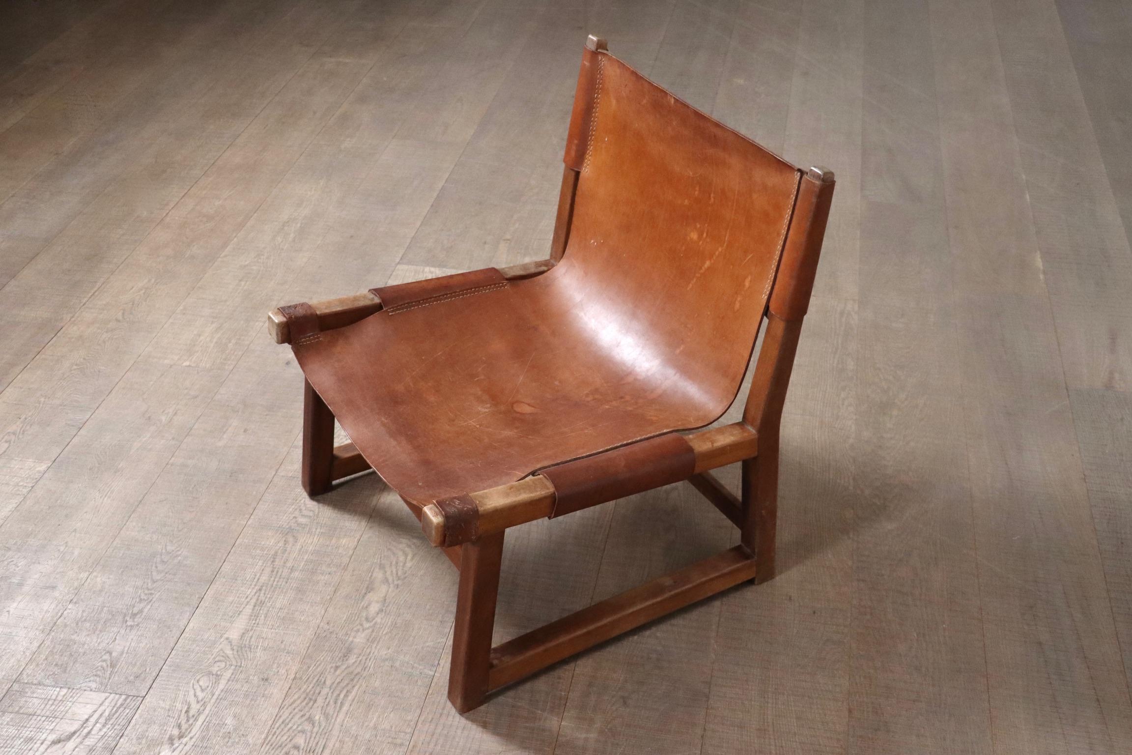 Fantastisches Paar Riaza-Stühle aus cognacfarbenem Leder von Paco Muñoz für Darro Gallery, Spanien, 1960er Jahre.
Die cognacfarbene Lederpolsterung, die mit Riemen lose am Gestell befestigt ist, inspiriert sich an der Ästhetik von Jagdstühlen und