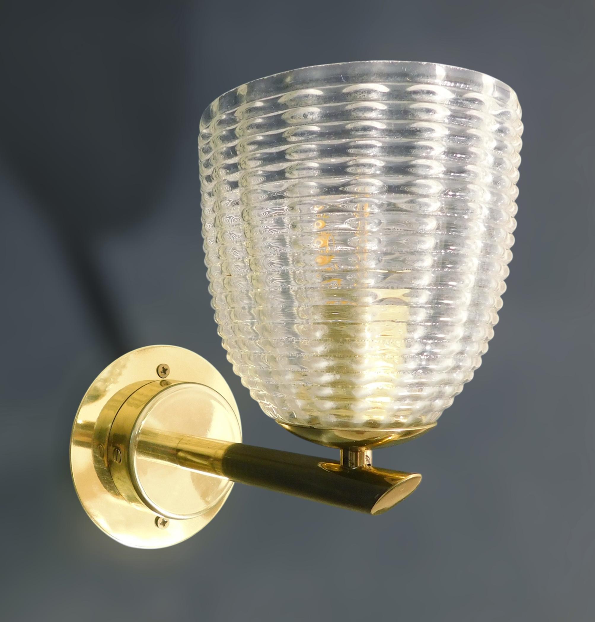 Vintage Italian wall lights with clear Murano glass cups hand blown with ribbing texture, mounted on brass frames / Made in Italy by Barovier e Toso, circa 1950s
Original maker's mark on the frame
Measures: Height 8 inches, width 5 inches, depth 8.5