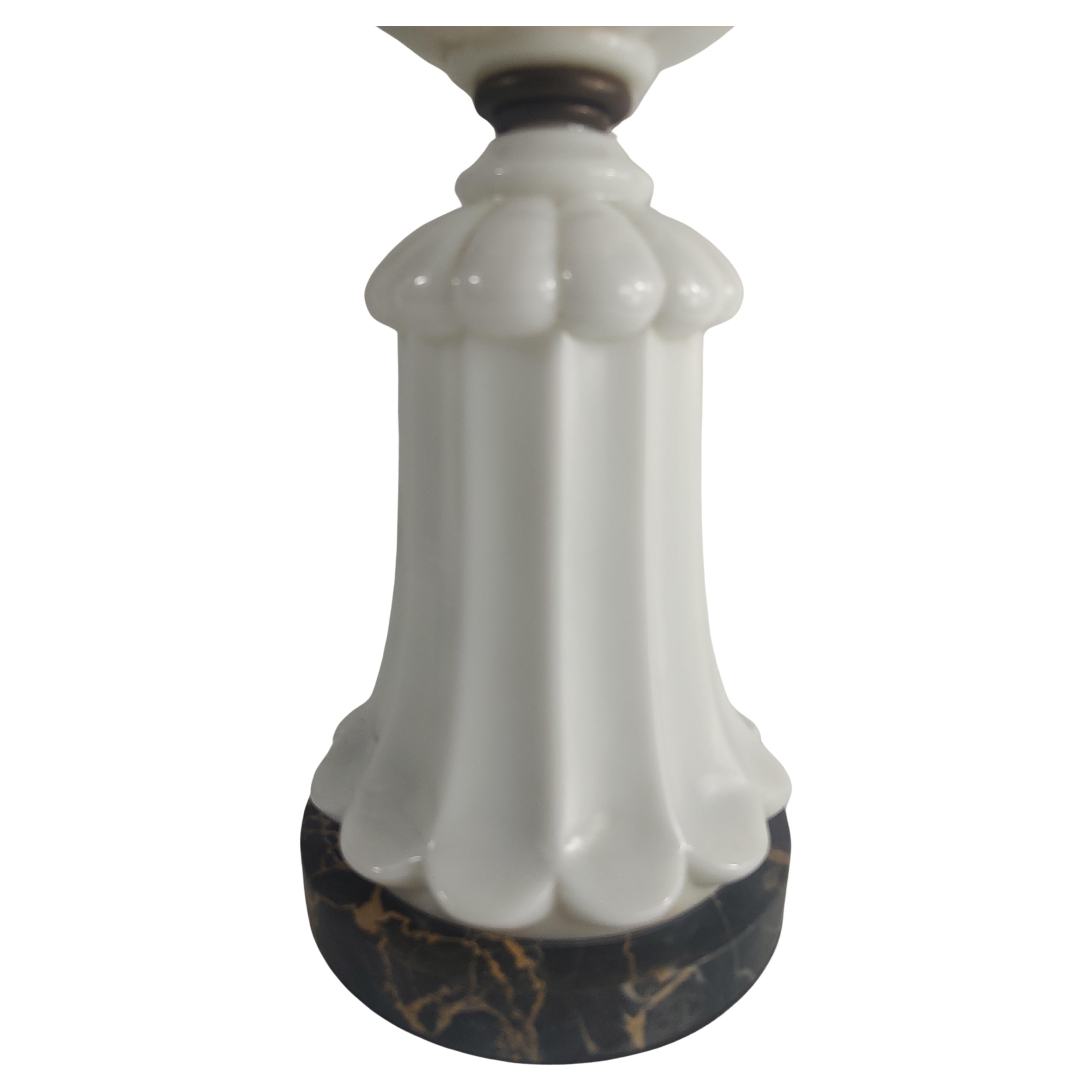 Hollywood Regency Paire de lampes de table en verre au lait strié avec socles en marbre noir Portico C1945 en vente