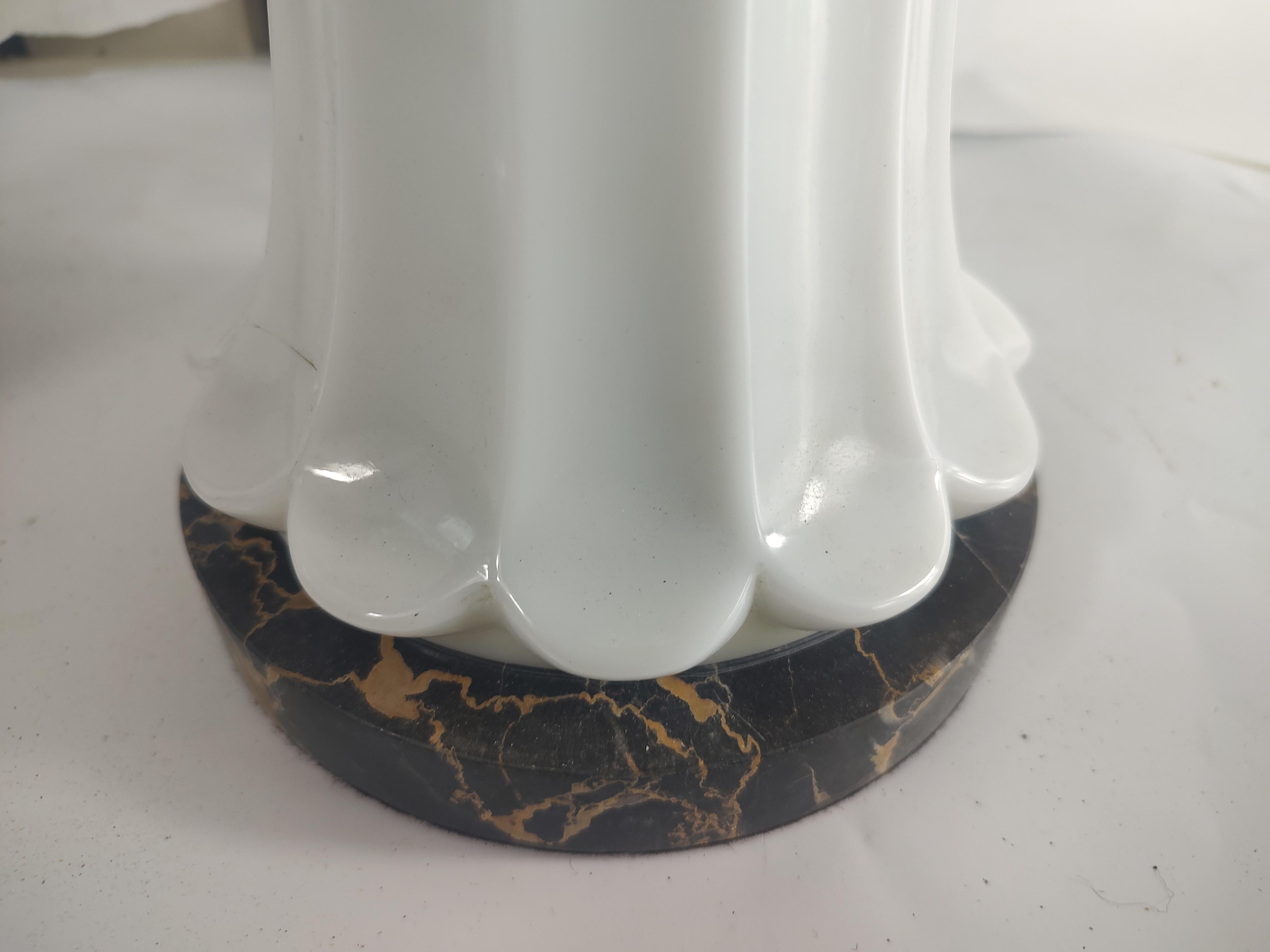 Milieu du XXe siècle Paire de lampes de table en verre au lait strié avec socles en marbre noir Portico C1945 en vente