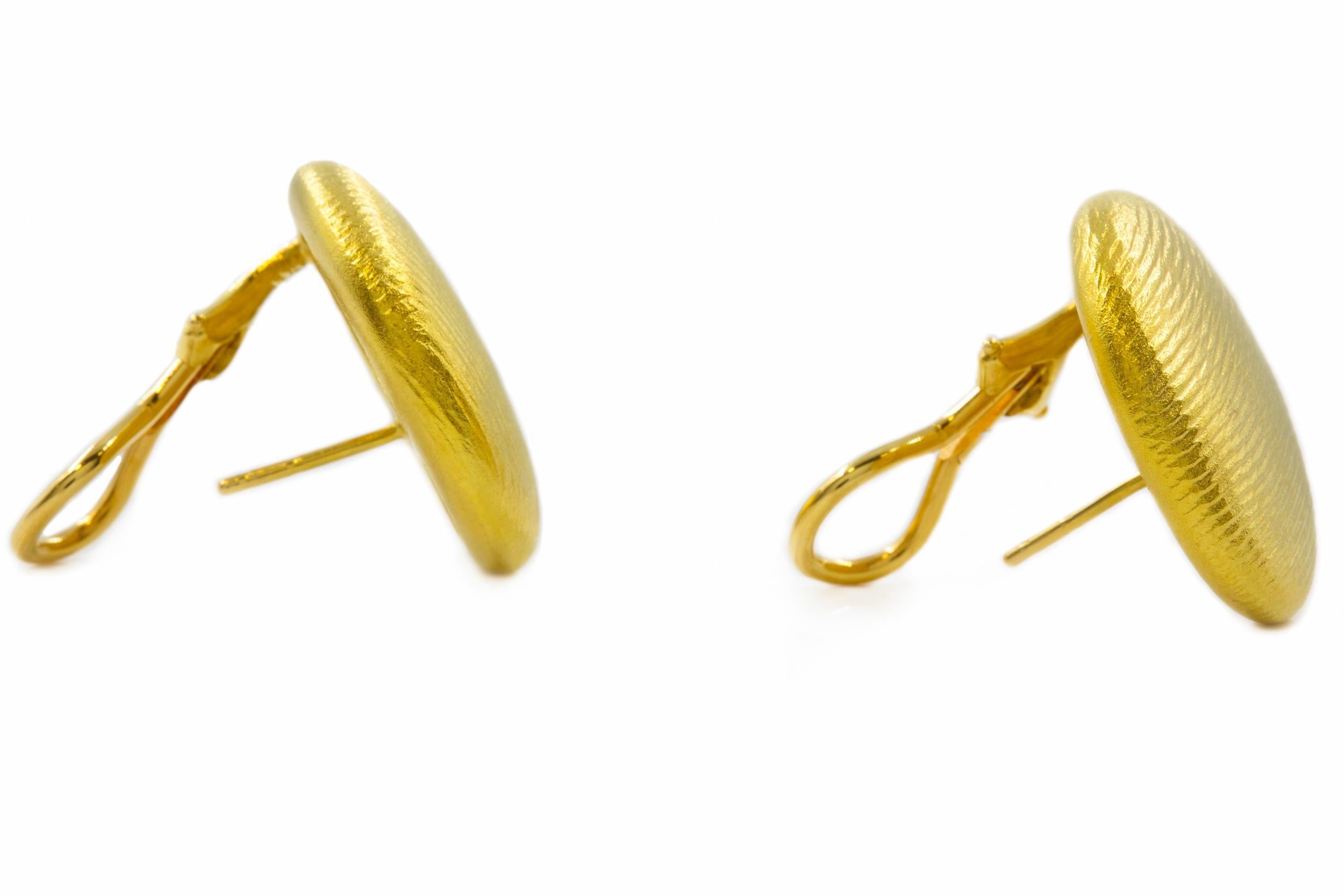 American Pair of Ribbed Textured 18k Yellow Gold Round Circular Earrings by Paul Morelli