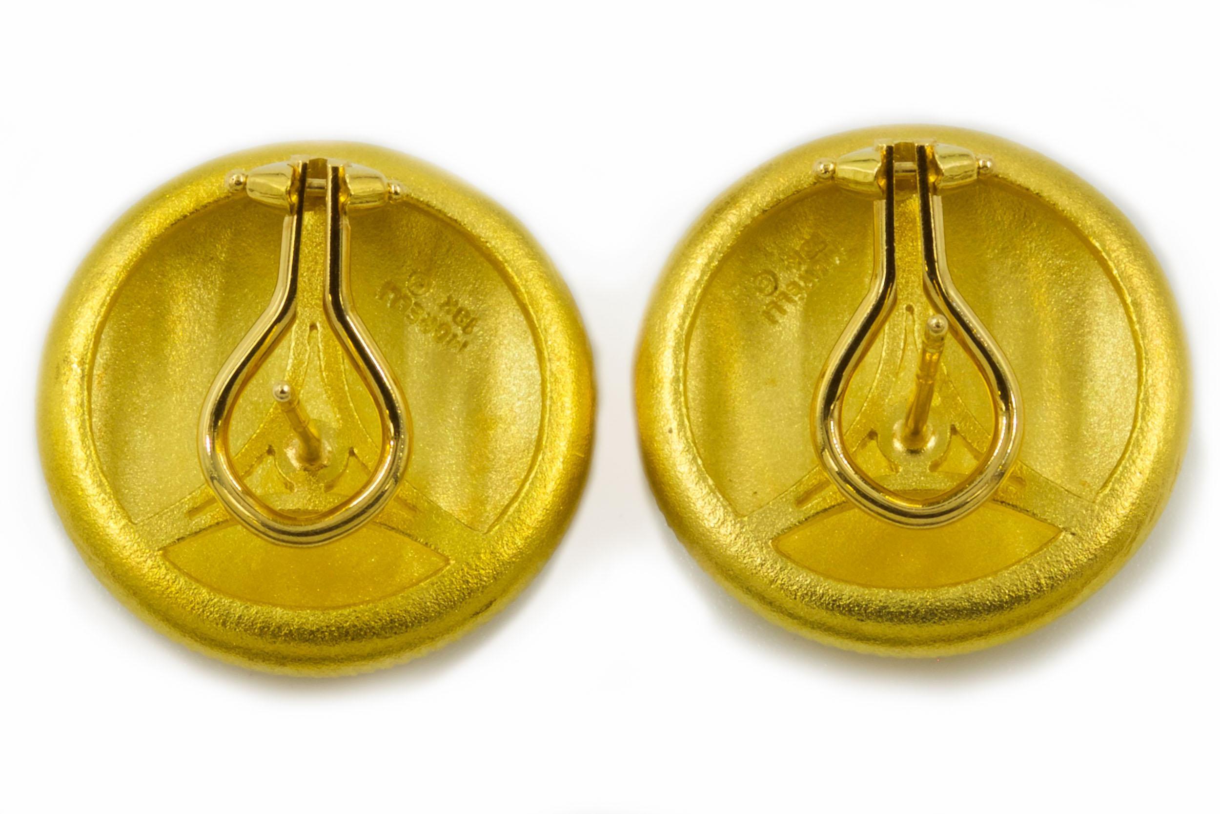 Contemporary Pair of Ribbed Textured 18k Yellow Gold Round Circular Earrings by Paul Morelli