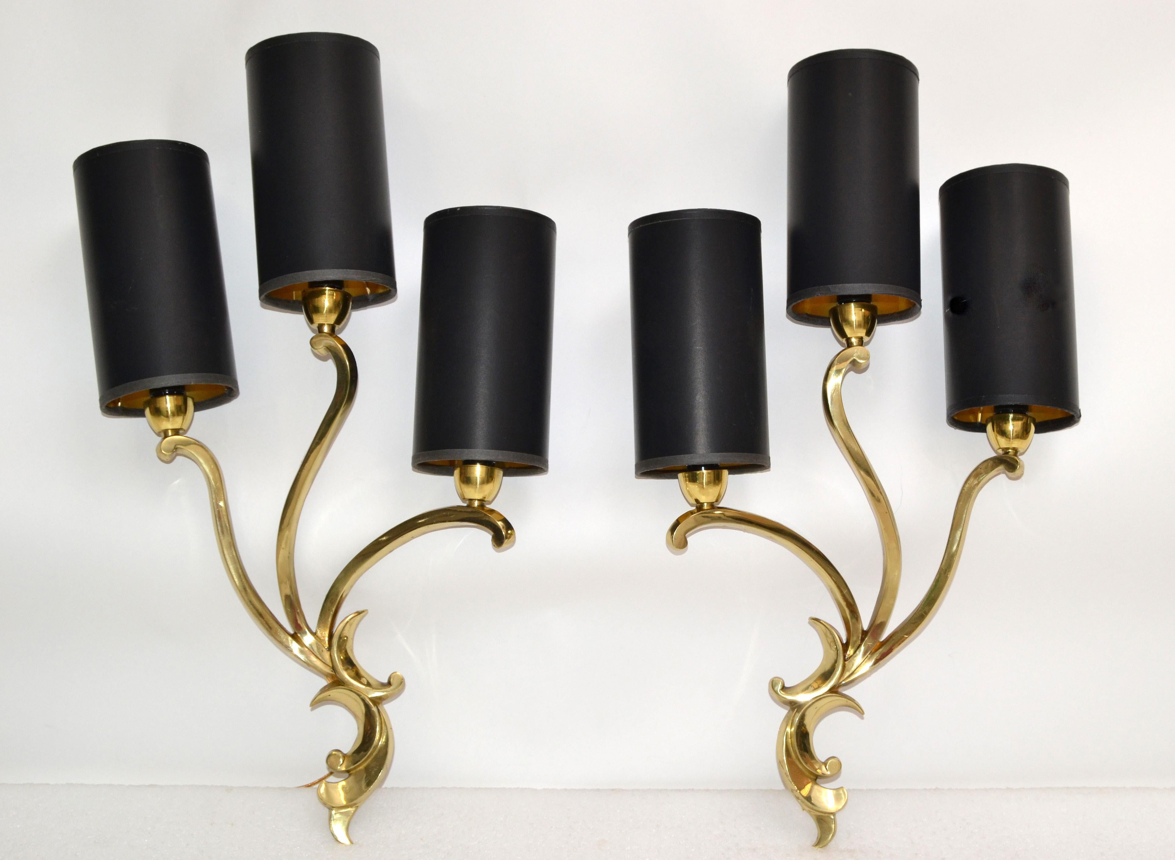 Superb pair of Riccardo Scarpa bronze sconces.
Three lights, 60 watts max per light.
US rewired and in working condition.
Marked at the reverse.
Custom backplate available.