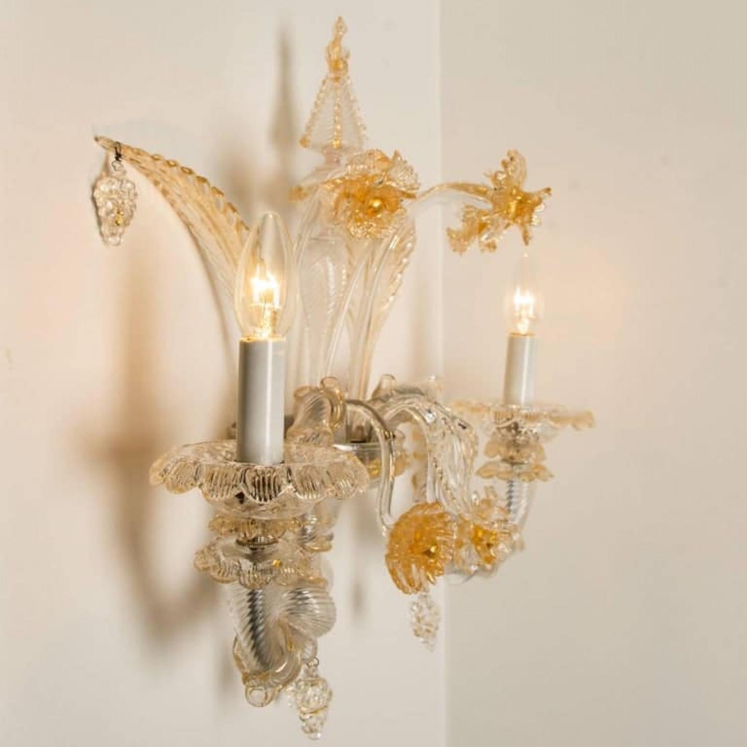 Mid-Century moderno Coppia di ricche lampade da parete veneziane, Venezia, Murano, circa 1960 in vendita
