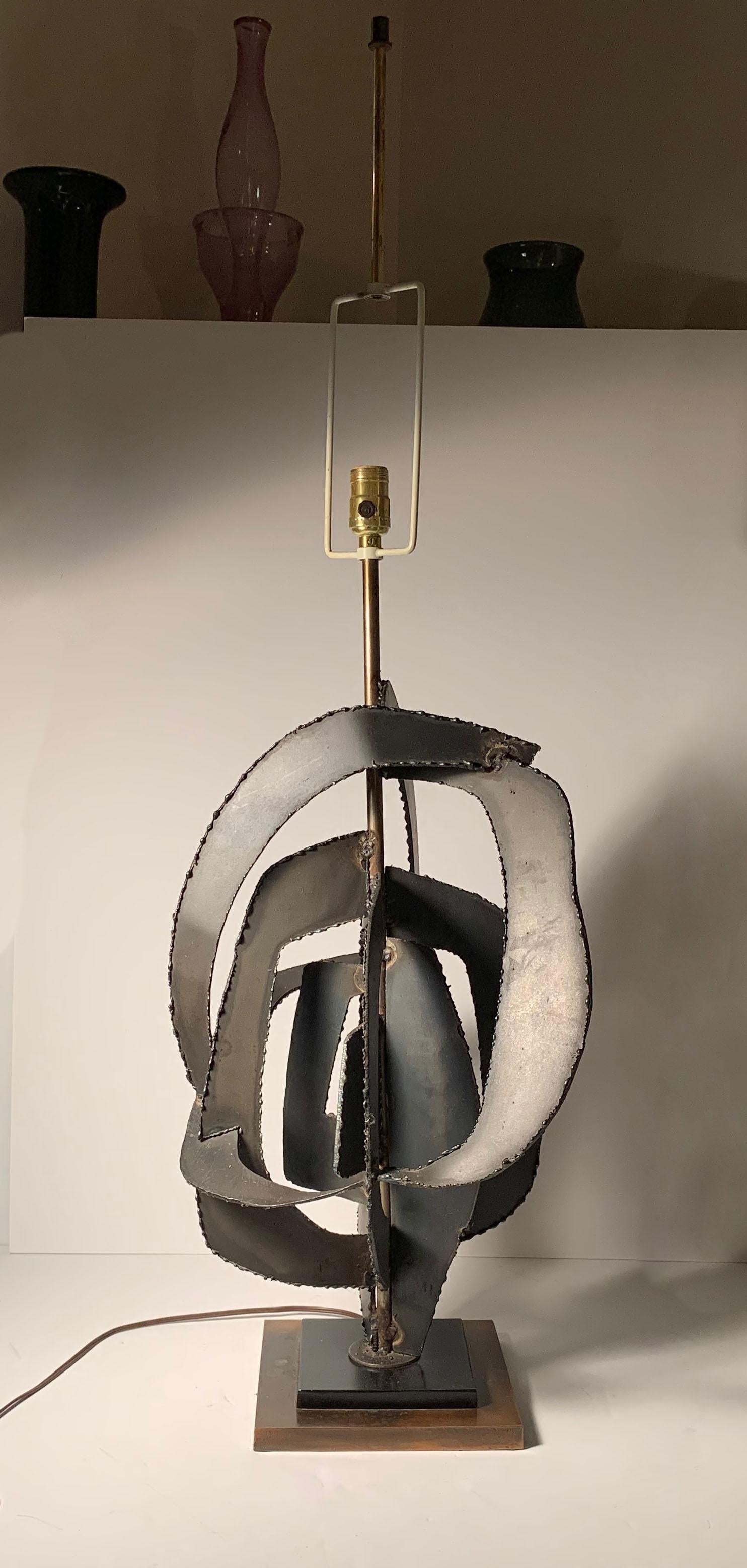 Paire de lampes de table sculpturales Richard Barr pour la Collection STUDIO de Laurel, États-Unis, c.1965. Magnifique forme brutaliste découpée au chalumeau et soudée.

Récemment, nous avons acquis une lampe à la finition assortie. Ajoutera des