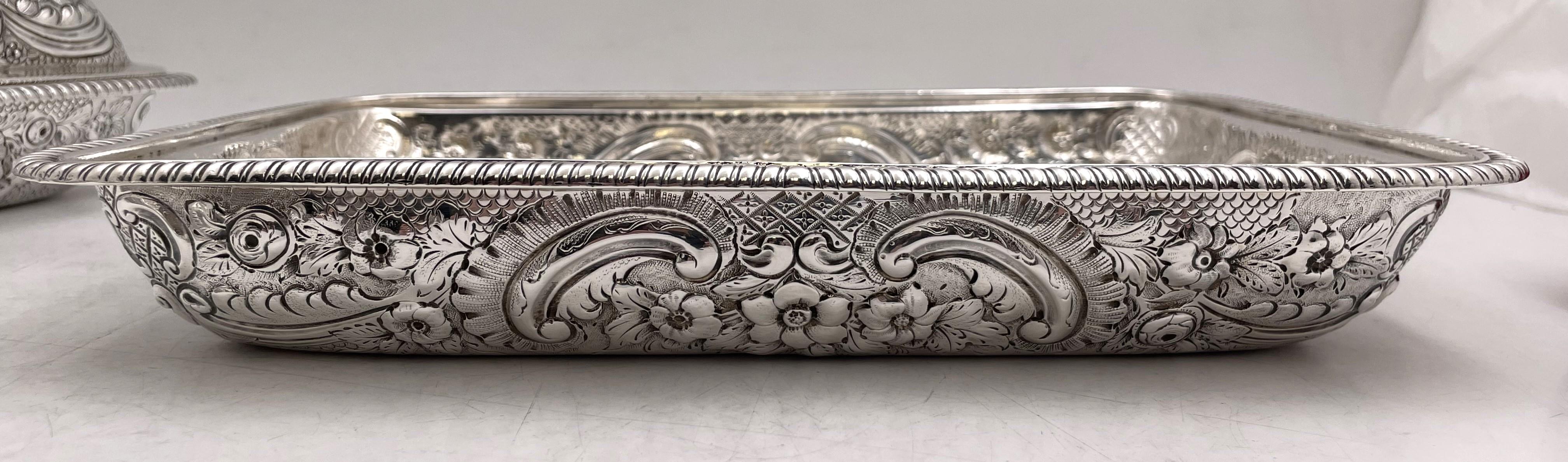 Paar Richard Cooke, englisches Sterlingsilbergeschirr von 1807 (georgianische Ära) mit schönem floralen Repousse-Muster auf den Deckeln und Böden, verziert mit Knäufen. Die Abdeckungen sind abnehmbar, so dass dieses Schalenpaar aufklappbar ist und 4