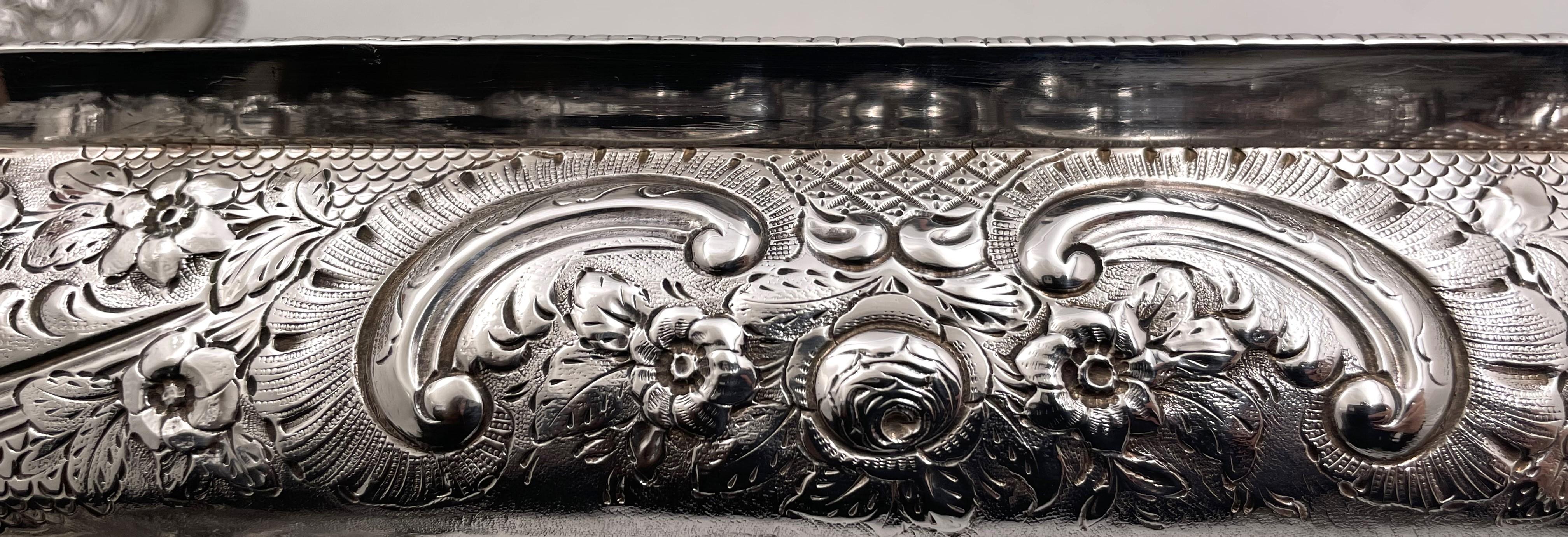 Ein Paar Richard Cooke English Sterling Silver 1807 Georgian Covered Dishes (Repoussé) im Angebot