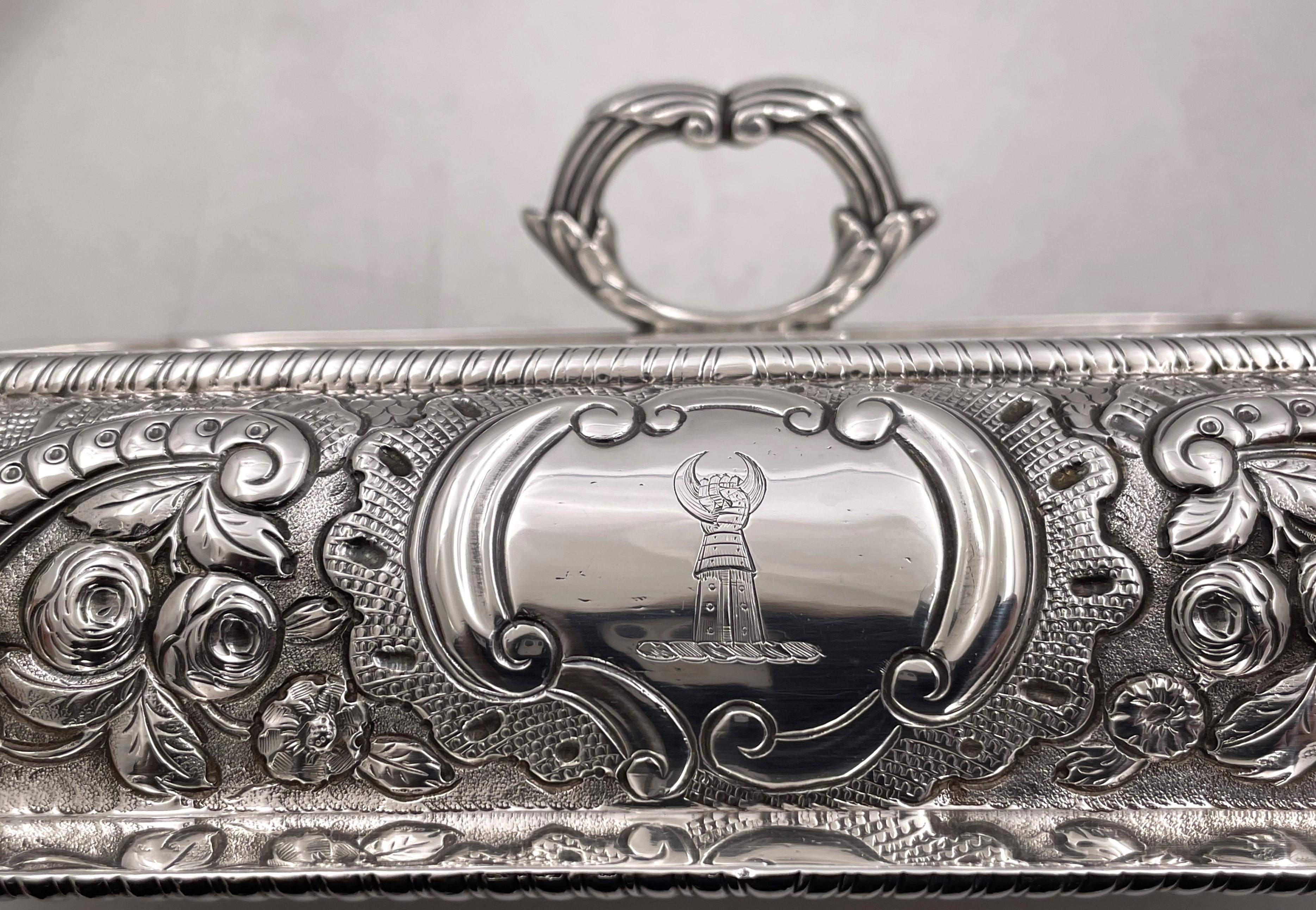 Ein Paar Richard Cooke English Sterling Silver 1807 Georgian Covered Dishes (Silber) im Angebot