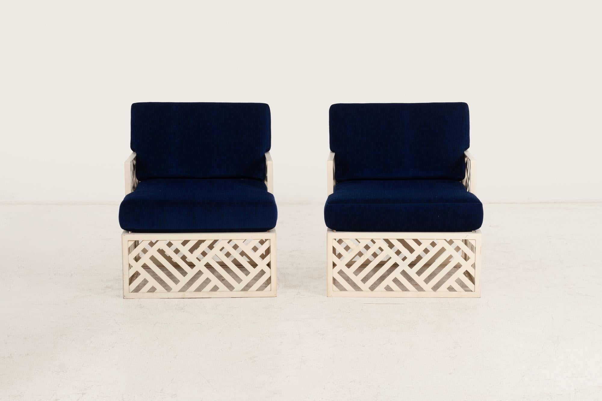 Pair of Richard L. Sandfort Aluminum Lounge Chairs, 1950
Freshly Upholstered in Holly Hunt “Birds of Paradise,” Beta Blue
A striking pair of aluminum outdoor lounge chairs by Richard L. Sandfort, Inc., circa 1950. These sculptural chairs embody the