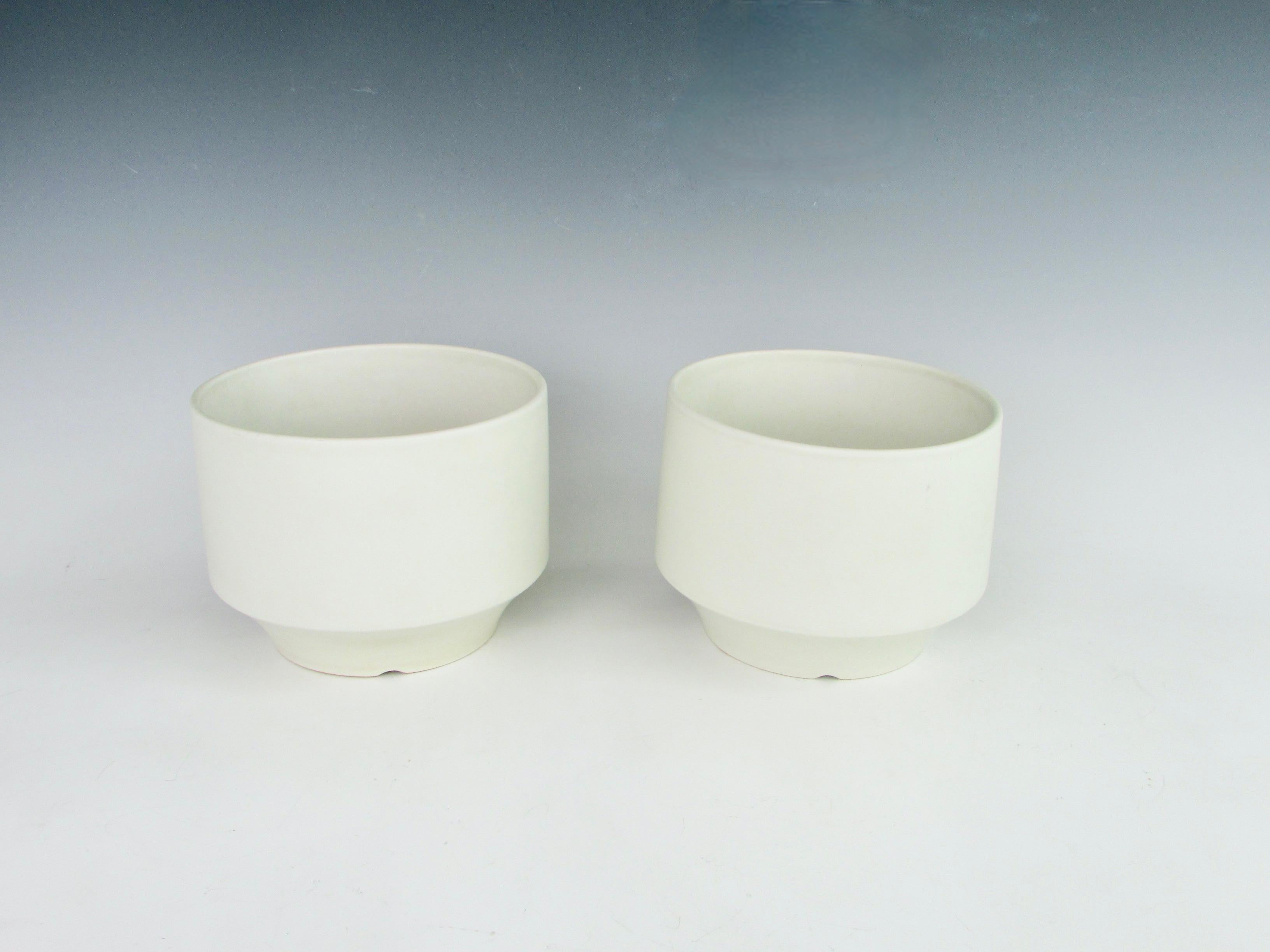 Pair of mid 1960s matte white planter pots. Simple elegant design by Richard Lindh at Arabia of Finland.