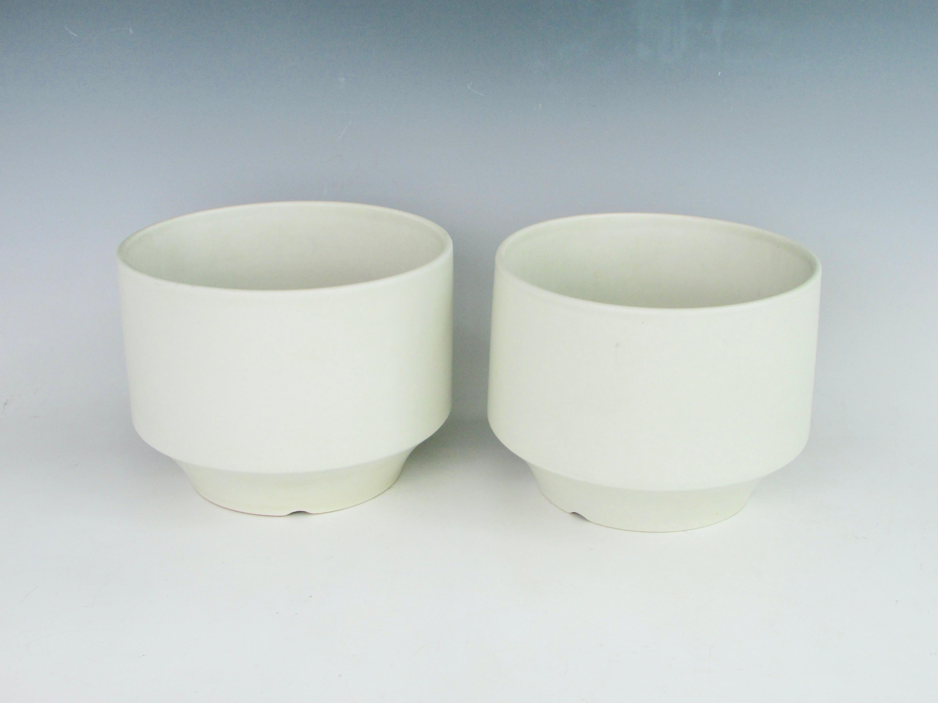 Mid-Century Modern Pair of Richard Lindh for Arabia of Finland Bisque White Planter Pots For Sale