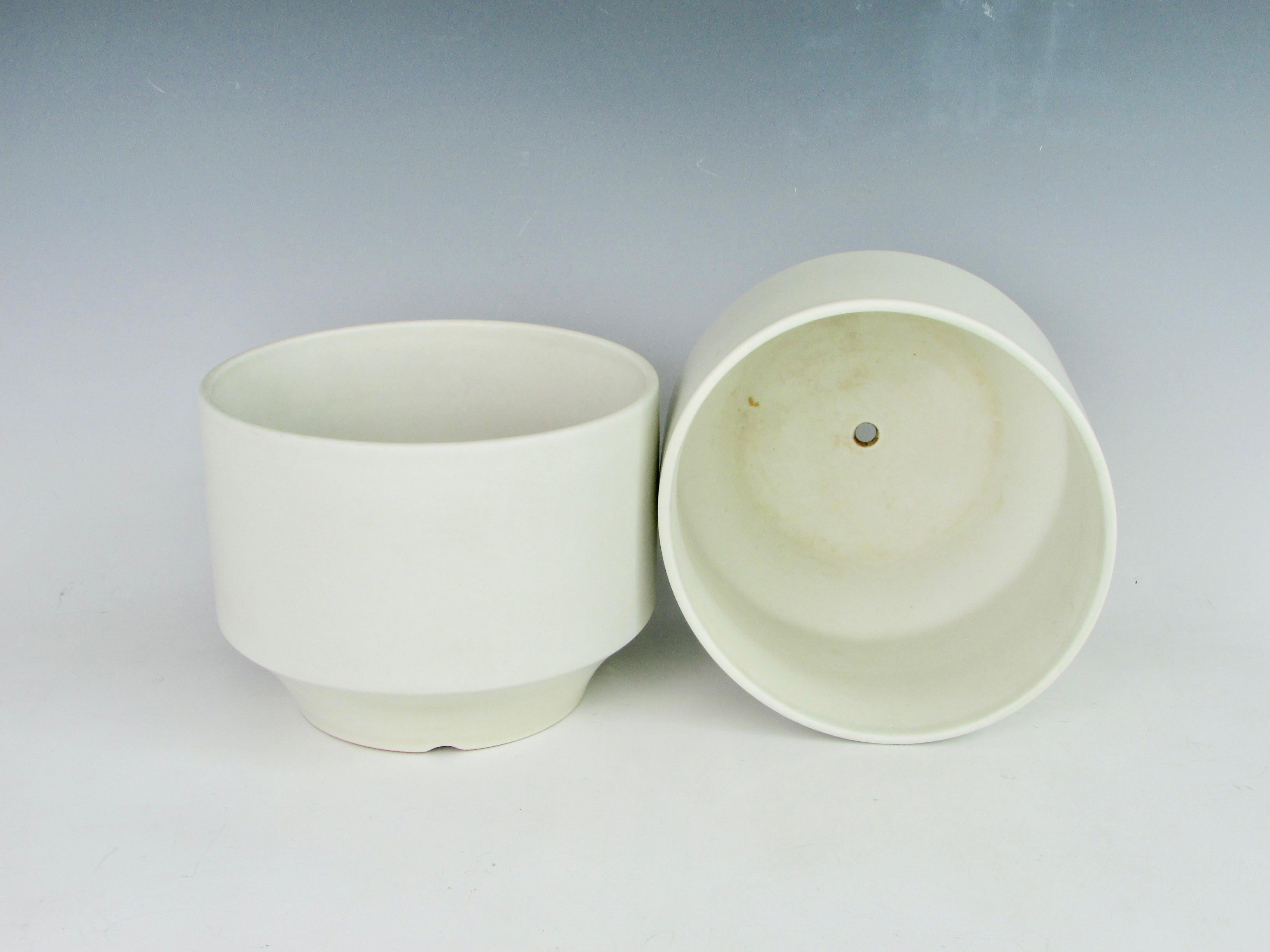 Pair of Richard Lindh for Arabia of Finland Bisque White Planter Pots In Good Condition For Sale In Ferndale, MI