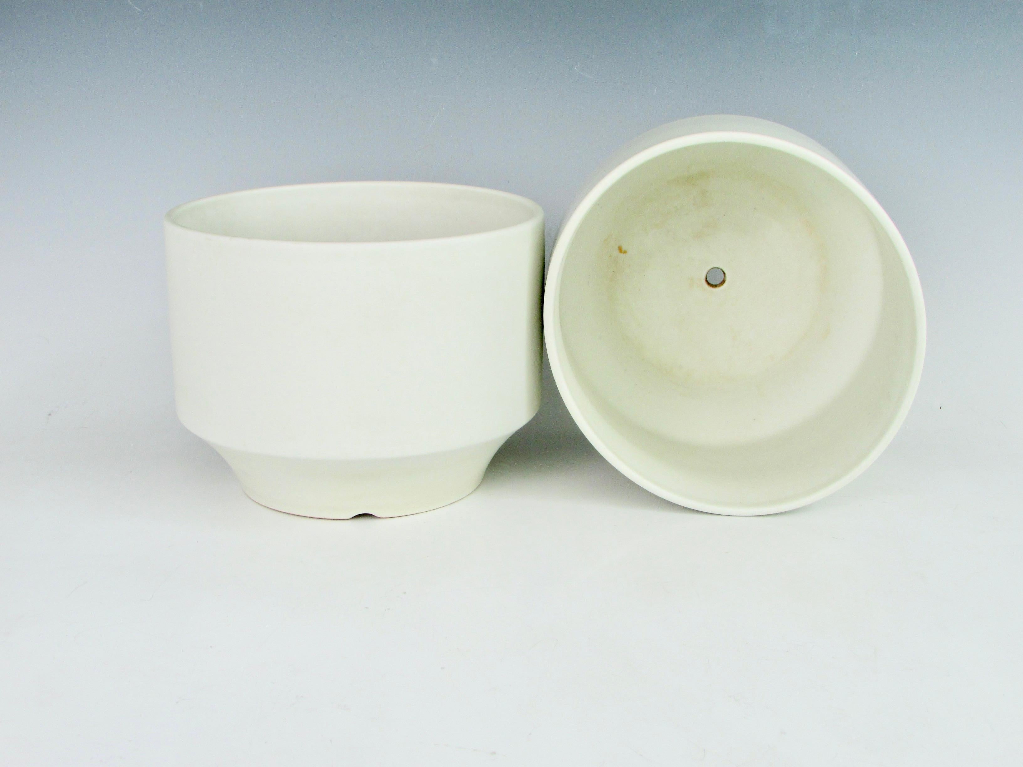 20th Century Pair of Richard Lindh for Arabia of Finland Bisque White Planter Pots For Sale