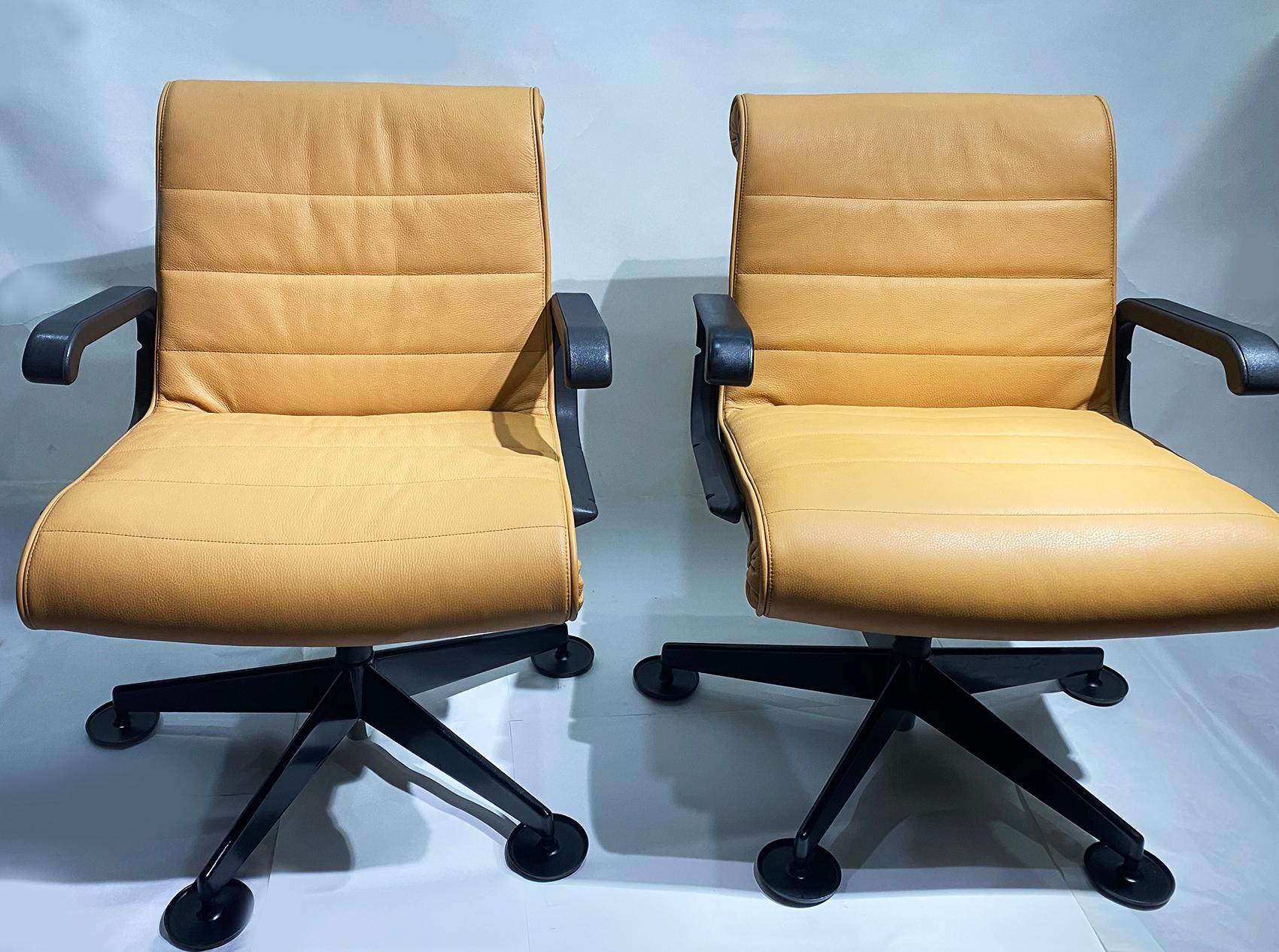 Un ensemble de deux fauteuils de bureau de direction conçus par Richard Sapper et fabriqués par Knoll. 
Bases à cinq étoiles rembourrées en cuir fin Couleur désert.
Sapper fusionne des lignes élégantes avec des caractéristiques ergonomiques
