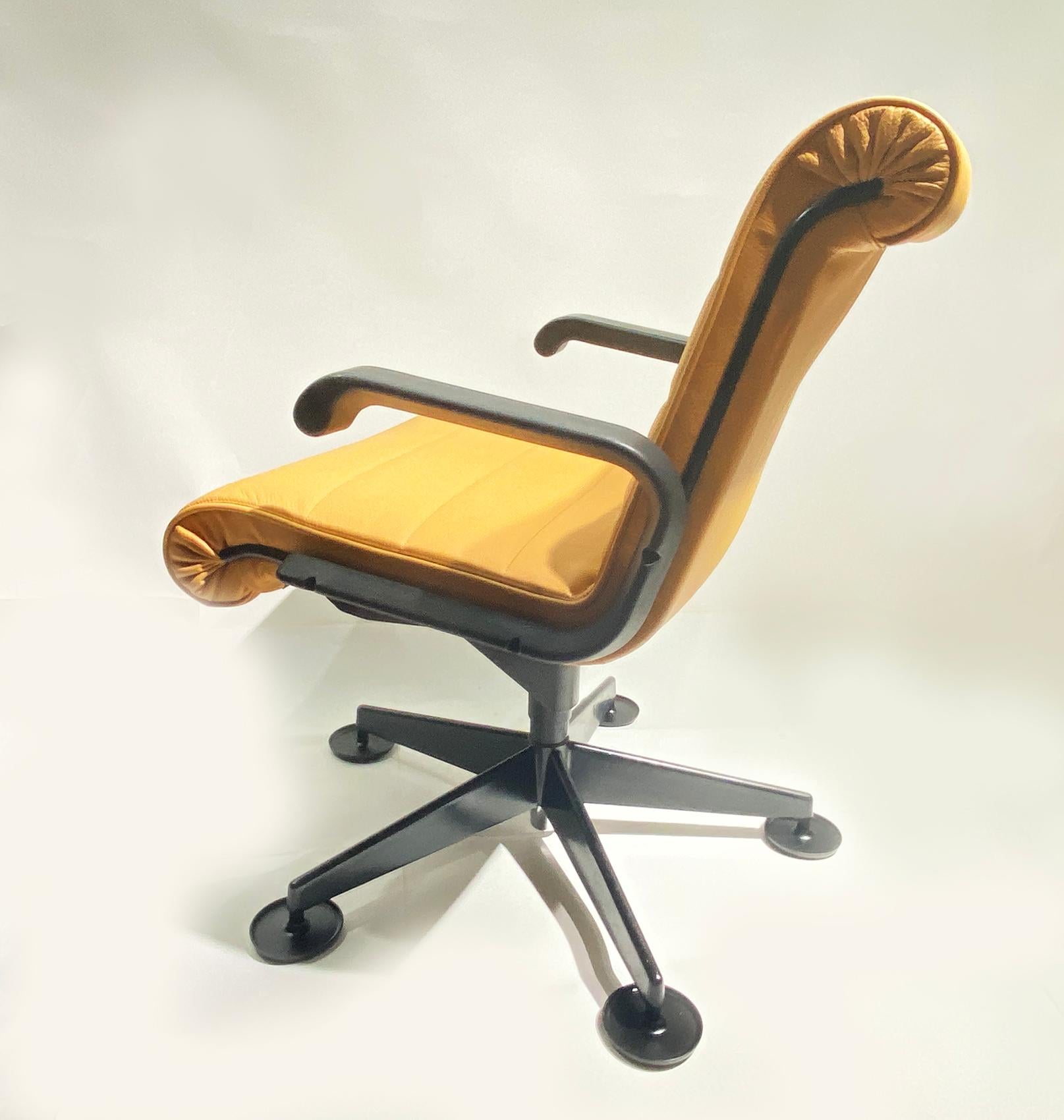 Pair of Richard Sapper for Knoll Executive Desk Chairs In Good Condition For Sale In Beirut, LB