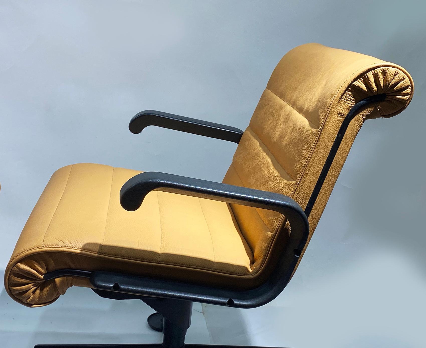 Ein Paar Richard Sapper für Knoll Executive-Schreibtischstühle im Angebot 1