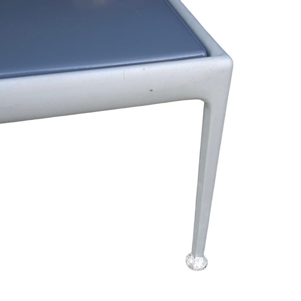 Dieses Paar Beistelltische aus der Collection'S 1966 von Richard Schultz bietet ein raffiniertes Gleichgewicht aus minimalistischer Eleganz und Allwetterbeständigkeit. Ursprünglich für Florence Knoll entworfen und in den 1990er Jahren von Richard