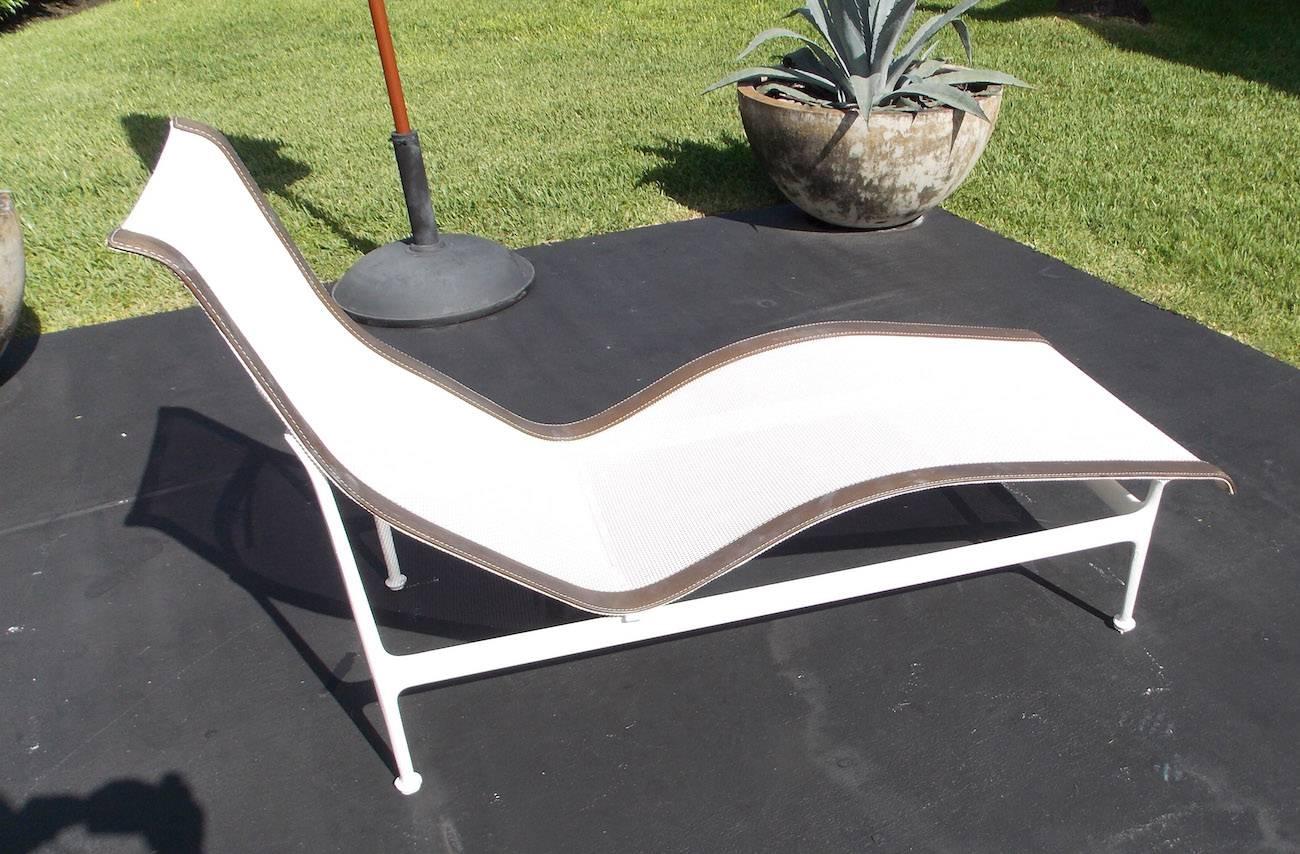 Outdoor chaise lounge chair designed by Richard Schultz for Knoll.
ONLY 1 lOUNGE CHAIR IS AVAILABLE 
See condition report and detailed photo's,the color on the sides is brown.