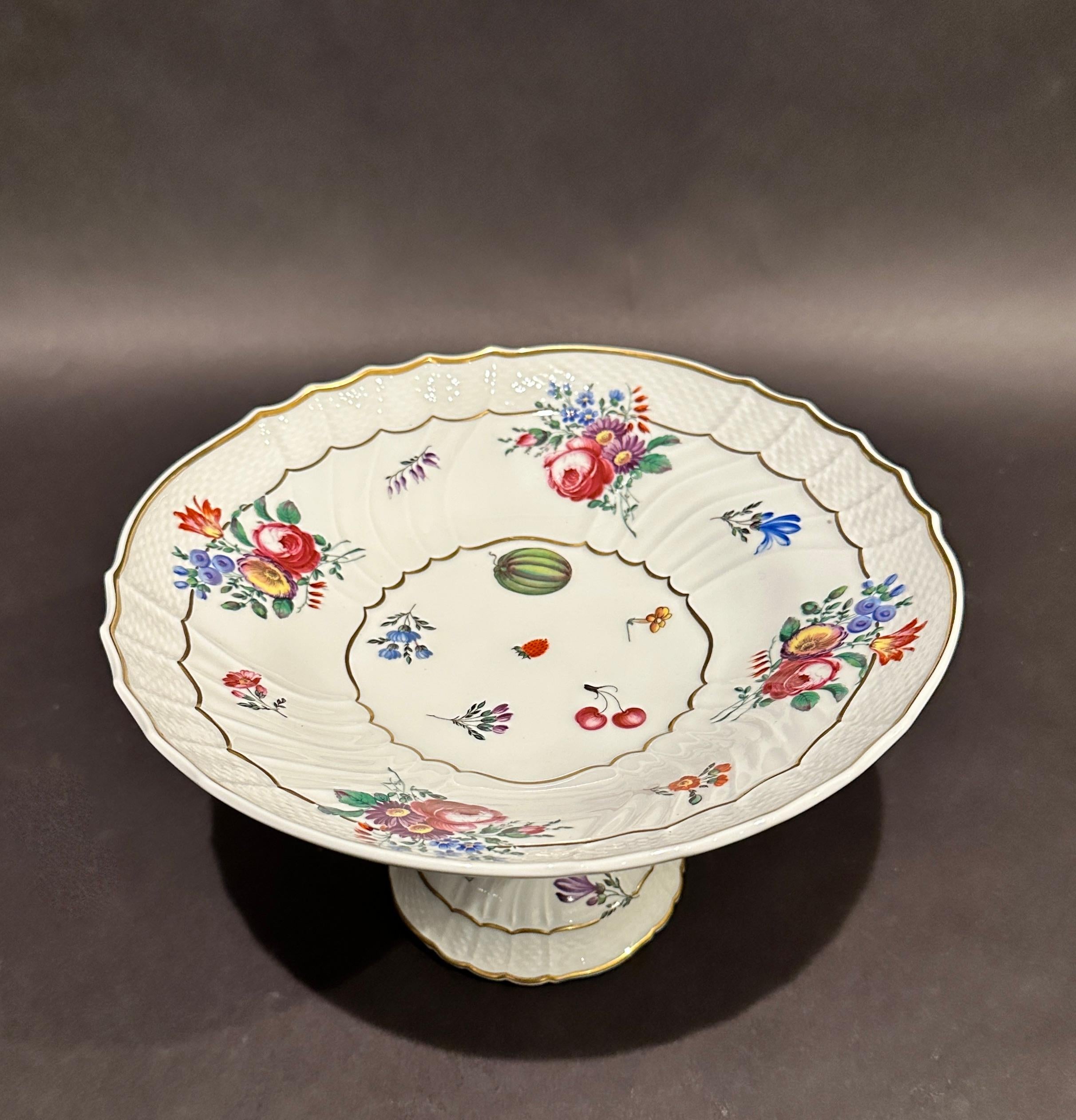 Precioso par de compoteras/centros de mesa de porcelana Richard Ginori de época, bellamente decorados y bien pintados, con adornos dorados y decoración floral y frutal multicolor, segunda mitad del siglo XX. Bordes festoneados y diseño de tejido de