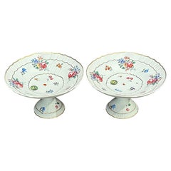 Paire de compotes richement colorées en porcelaine peinte Ginori