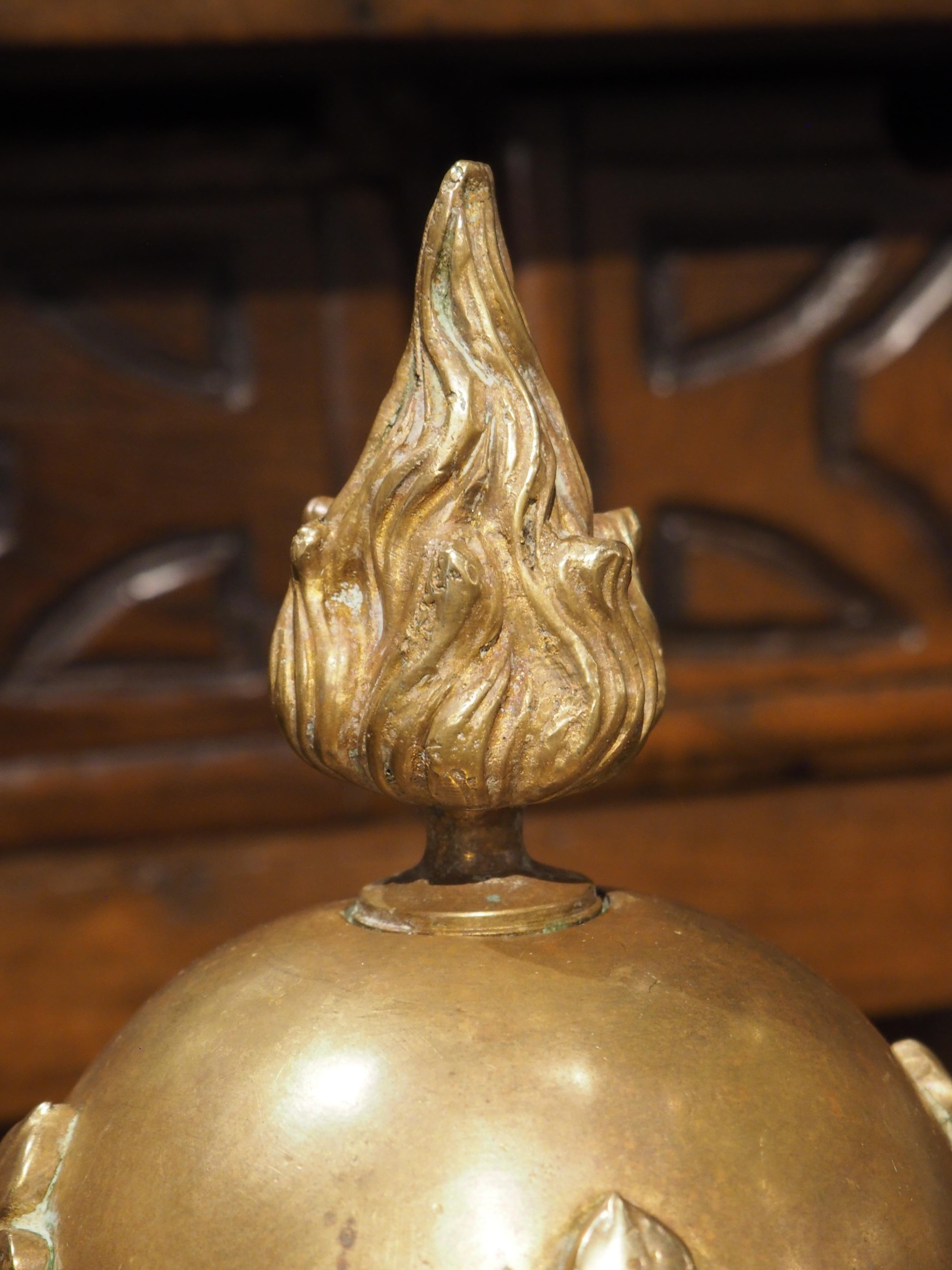 Pareja de chenets franceses de latón del siglo XIX ricamente decorados en venta 6
