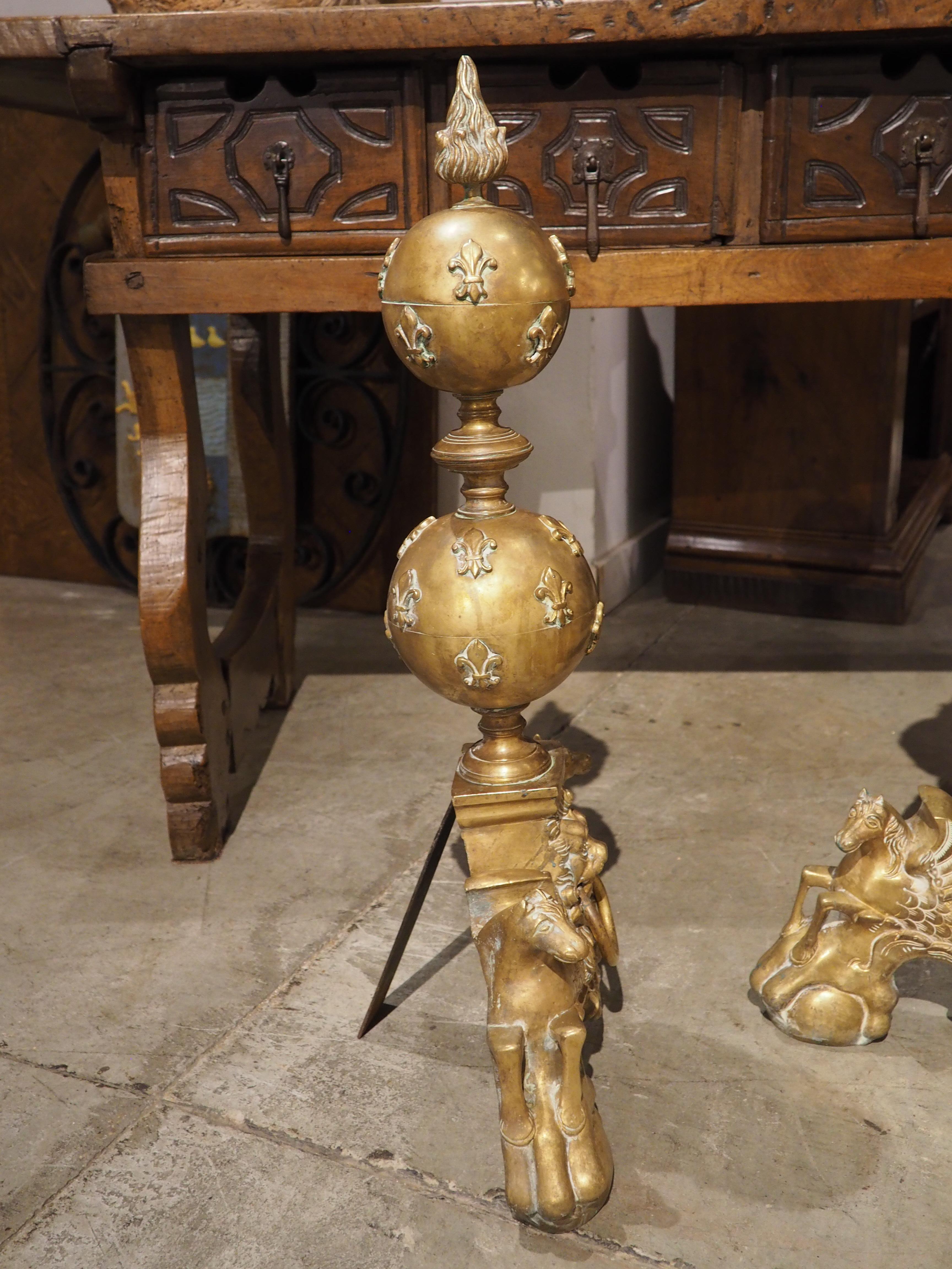 Pareja de chenets franceses de latón del siglo XIX ricamente decorados en venta 7