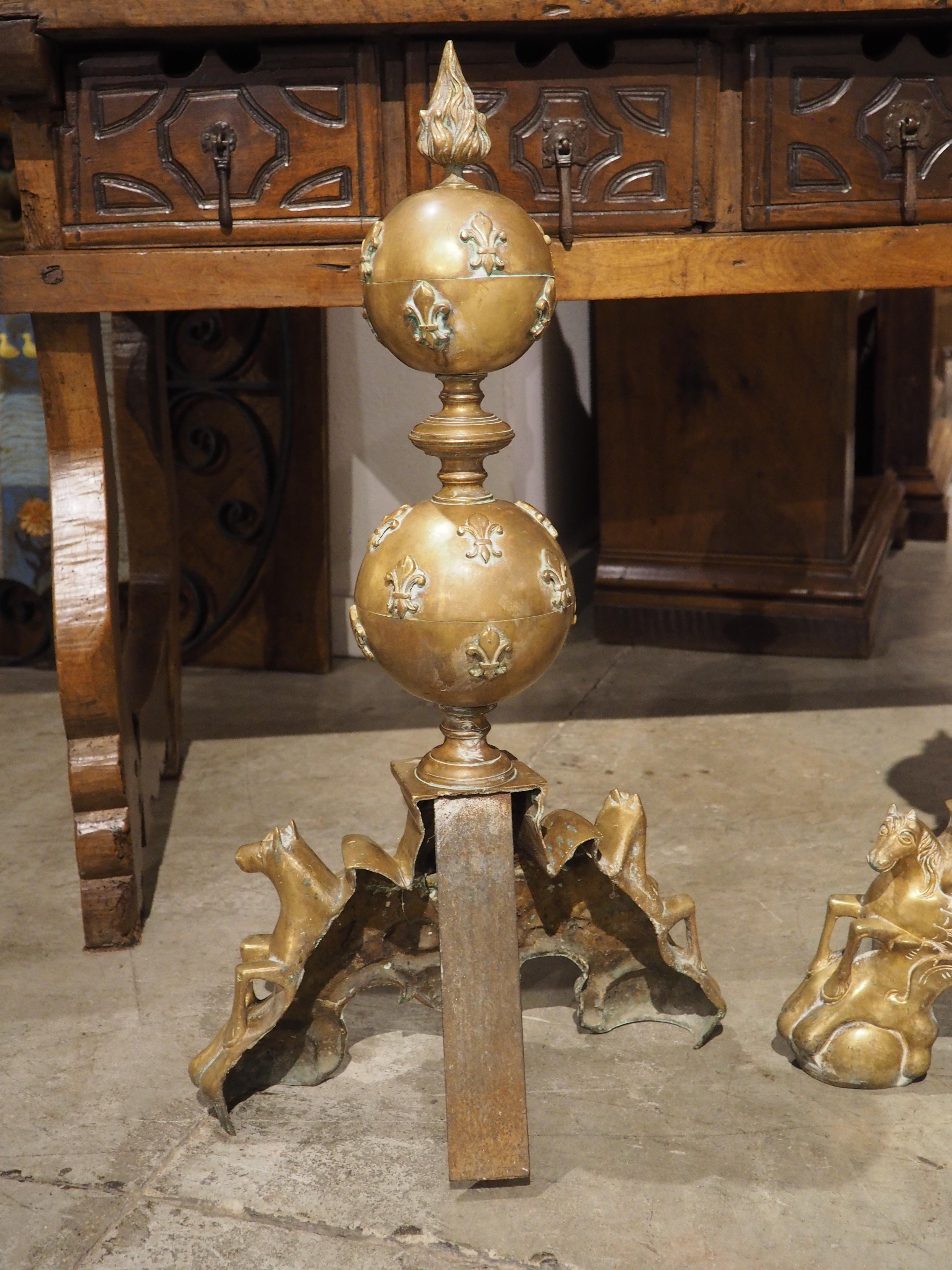Pareja de chenets franceses de latón del siglo XIX ricamente decorados en venta 8