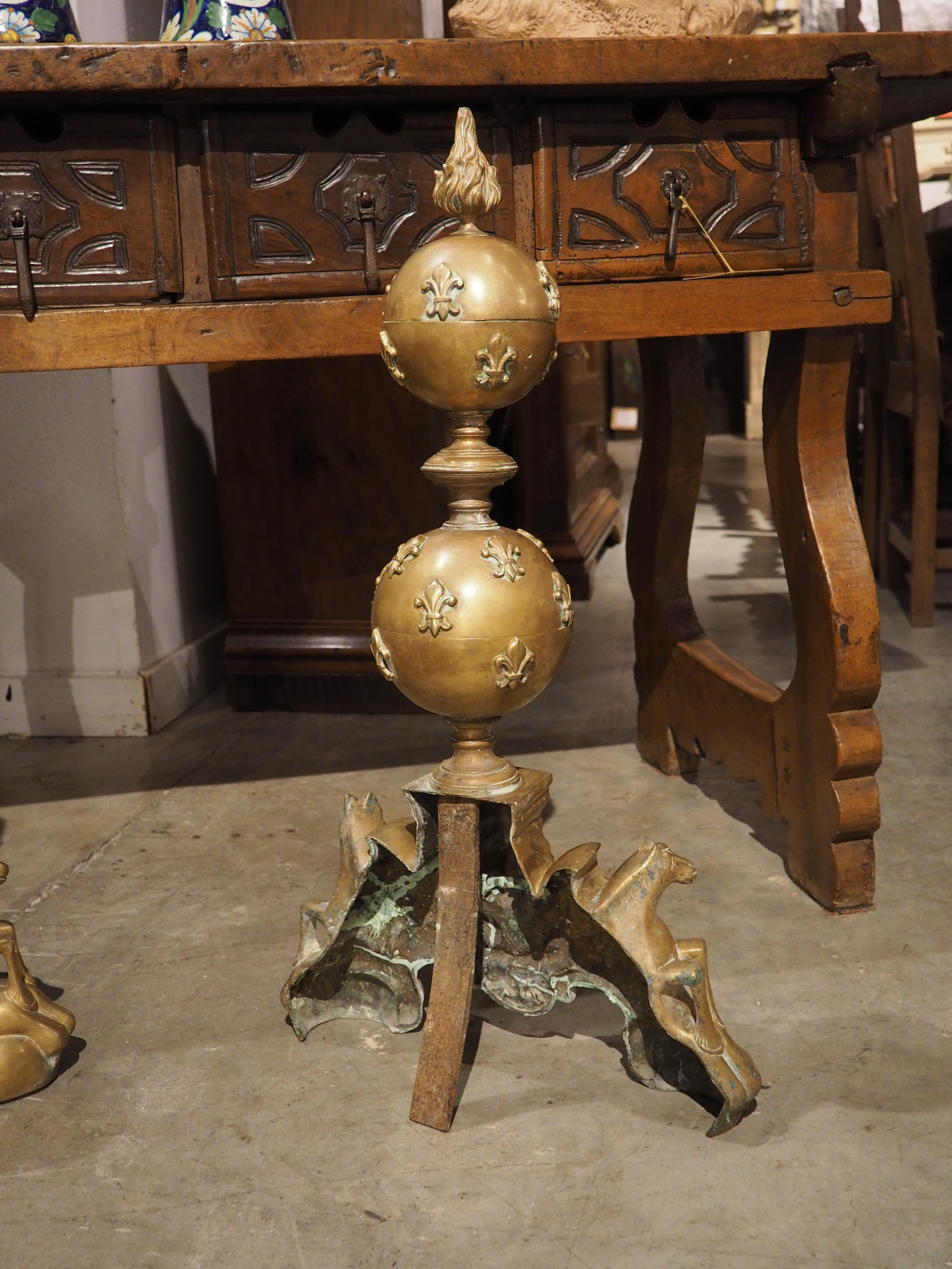 Pareja de chenets franceses de latón del siglo XIX ricamente decorados Luis XIV en venta