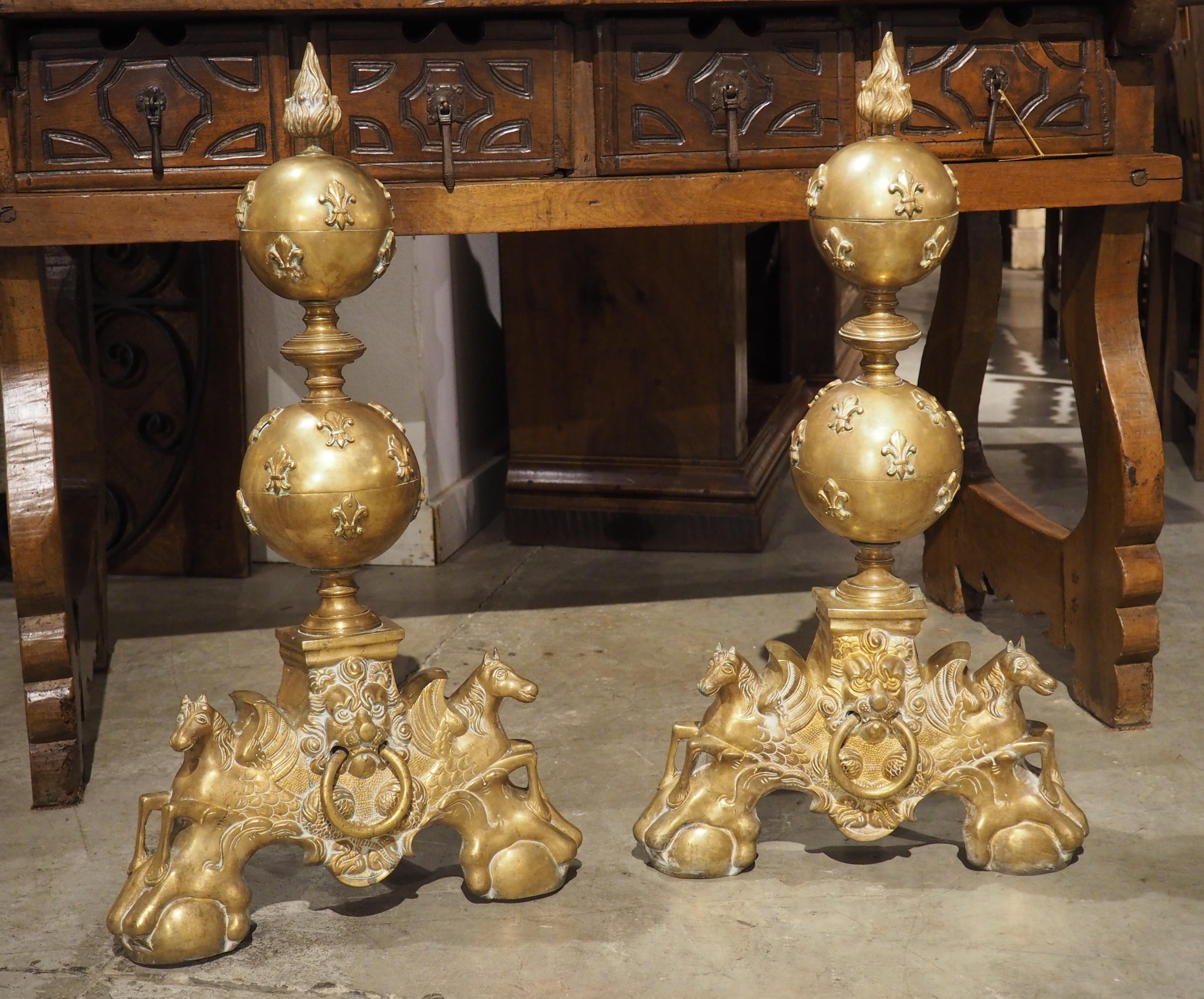 Pareja de chenets franceses de latón del siglo XIX ricamente decorados Francés en venta