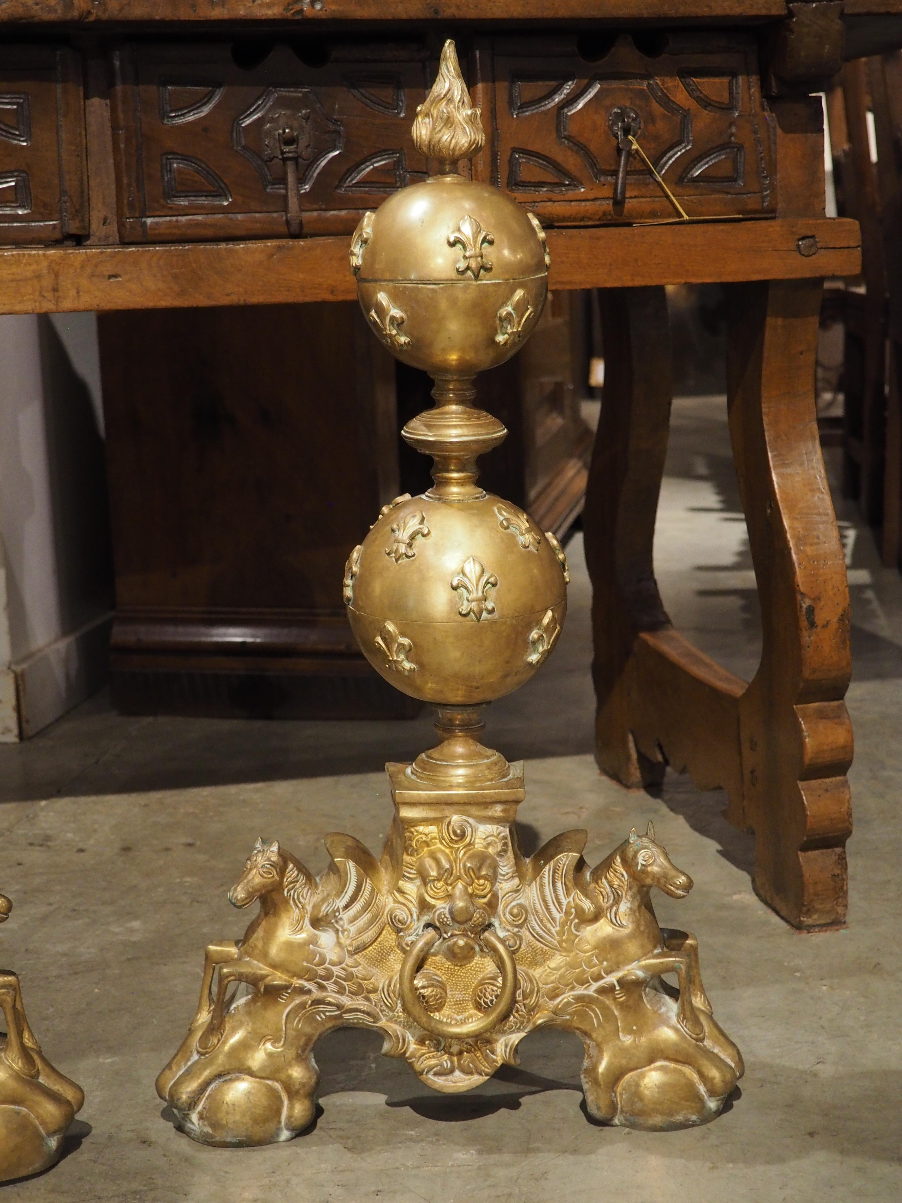 Pareja de chenets franceses de latón del siglo XIX ricamente decorados Metal en venta