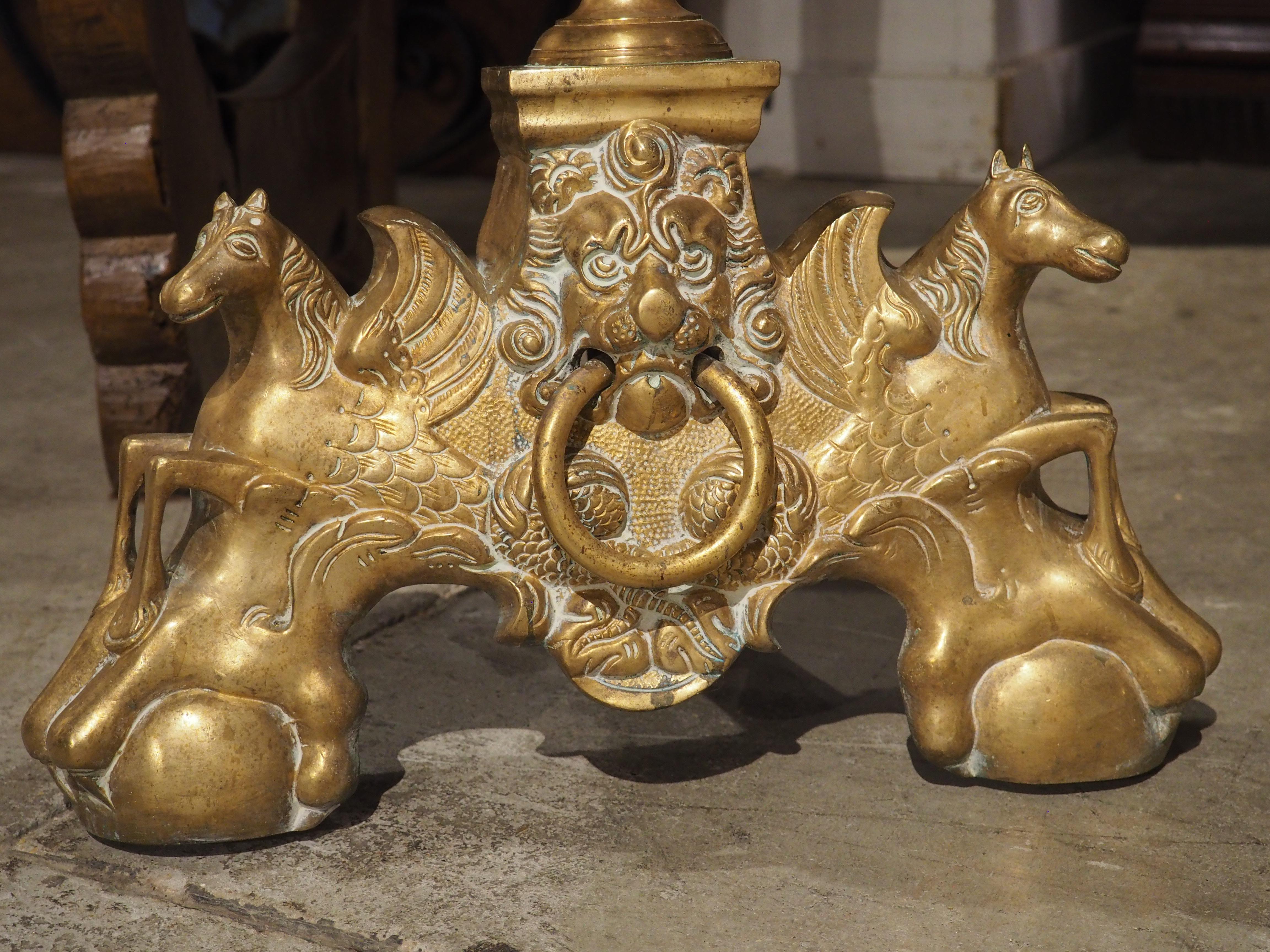 Pareja de chenets franceses de latón del siglo XIX ricamente decorados en venta 3