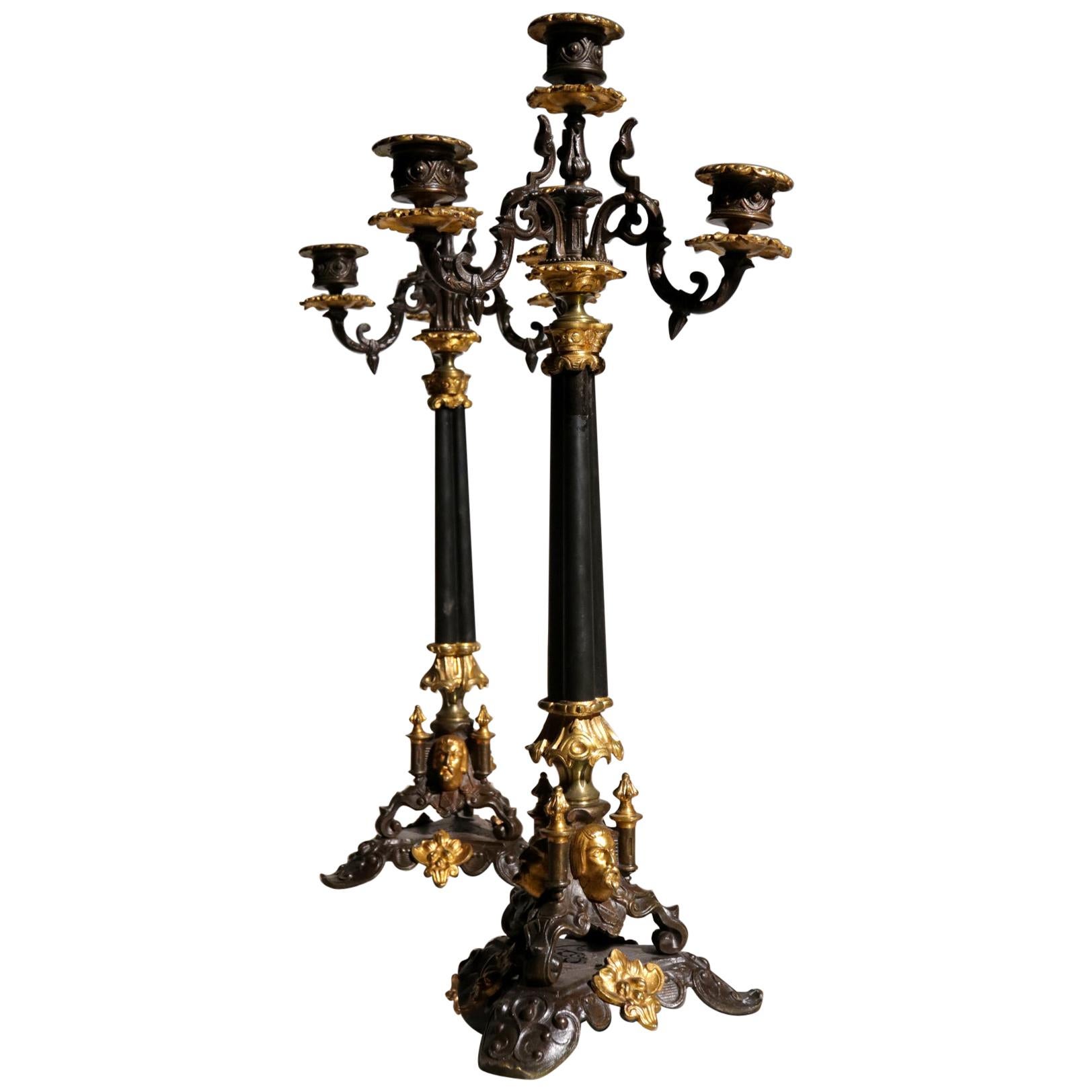 Paire de candélabres patinés et dorés du 19ème siècle richement décorés en vente