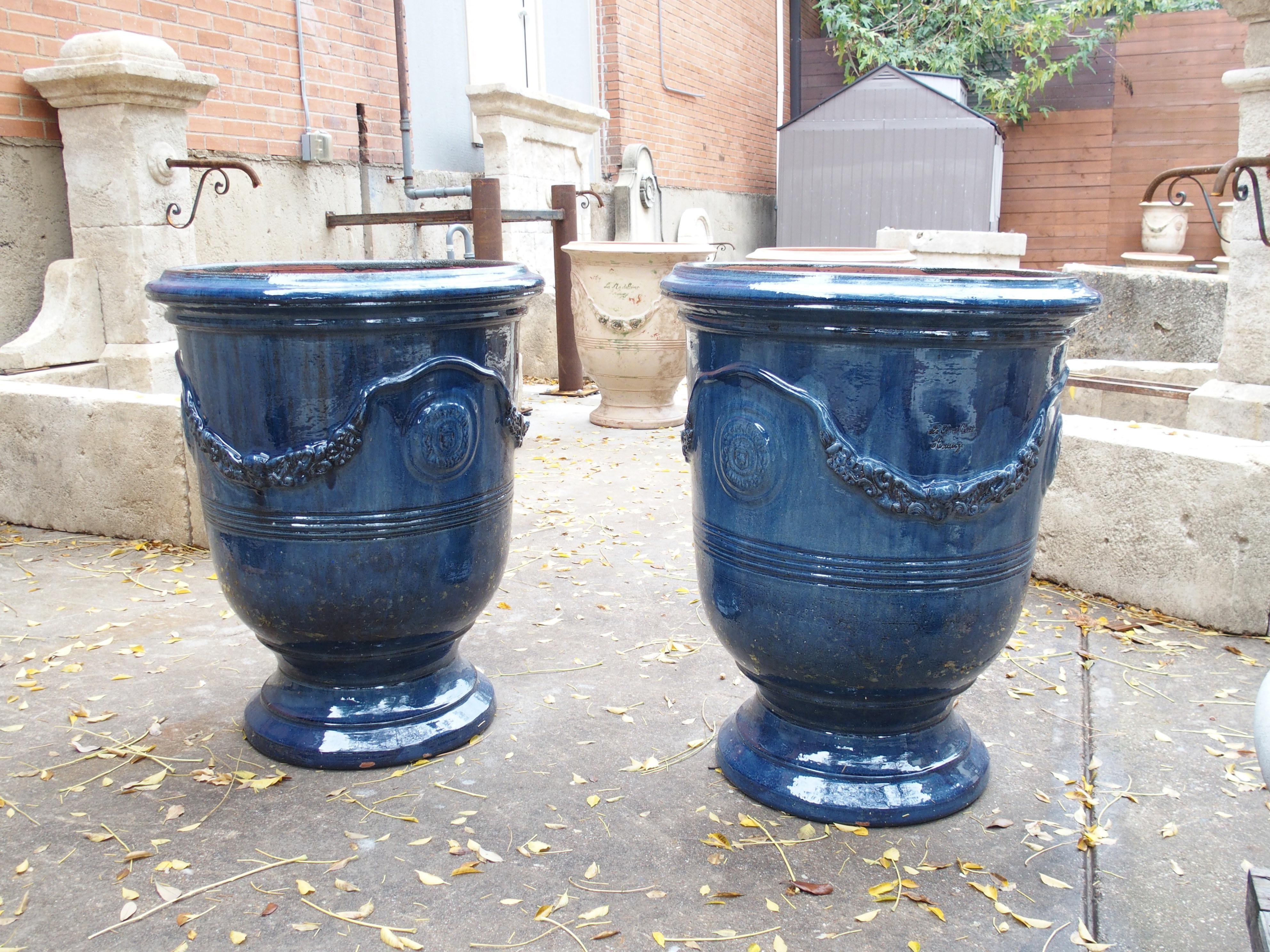 Paar reich glasierte kobaltblaue Gartentöpfe aus Anduze, Frankreich im Angebot 10