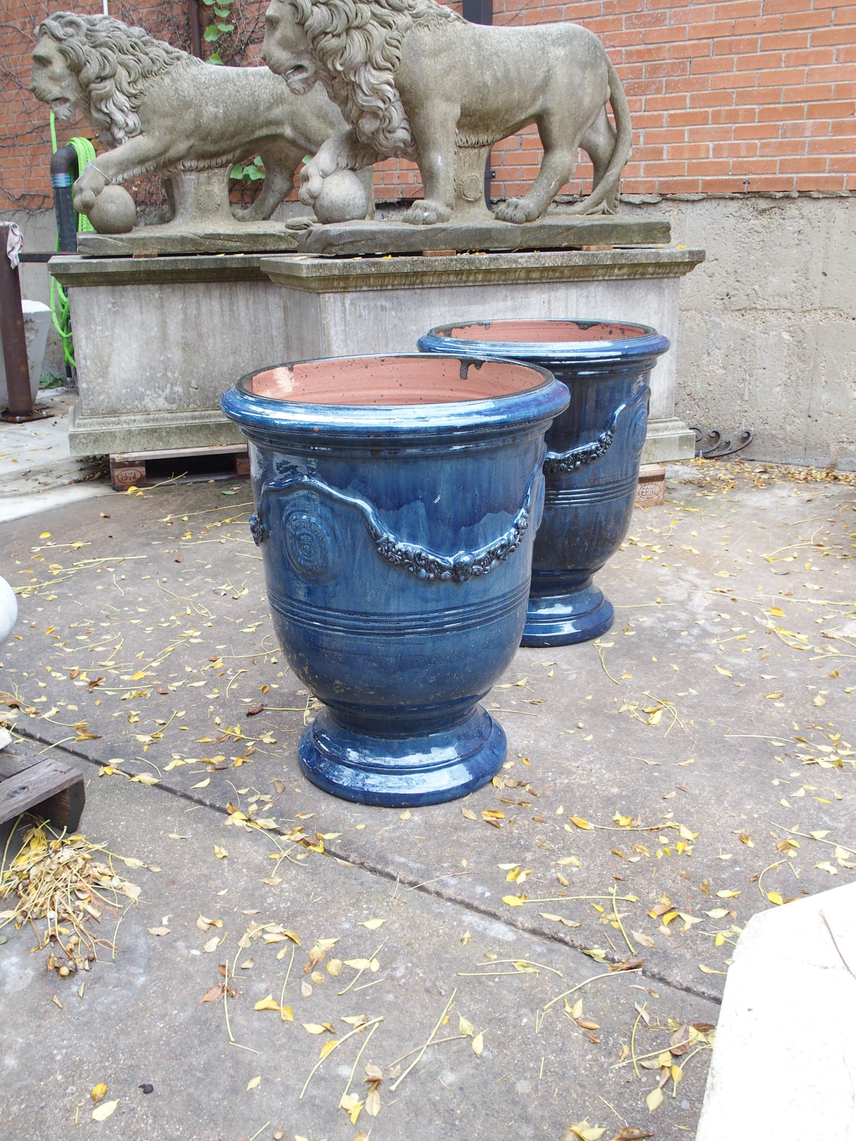 Paar reich glasierte kobaltblaue Gartentöpfe aus Anduze, Frankreich im Angebot 11