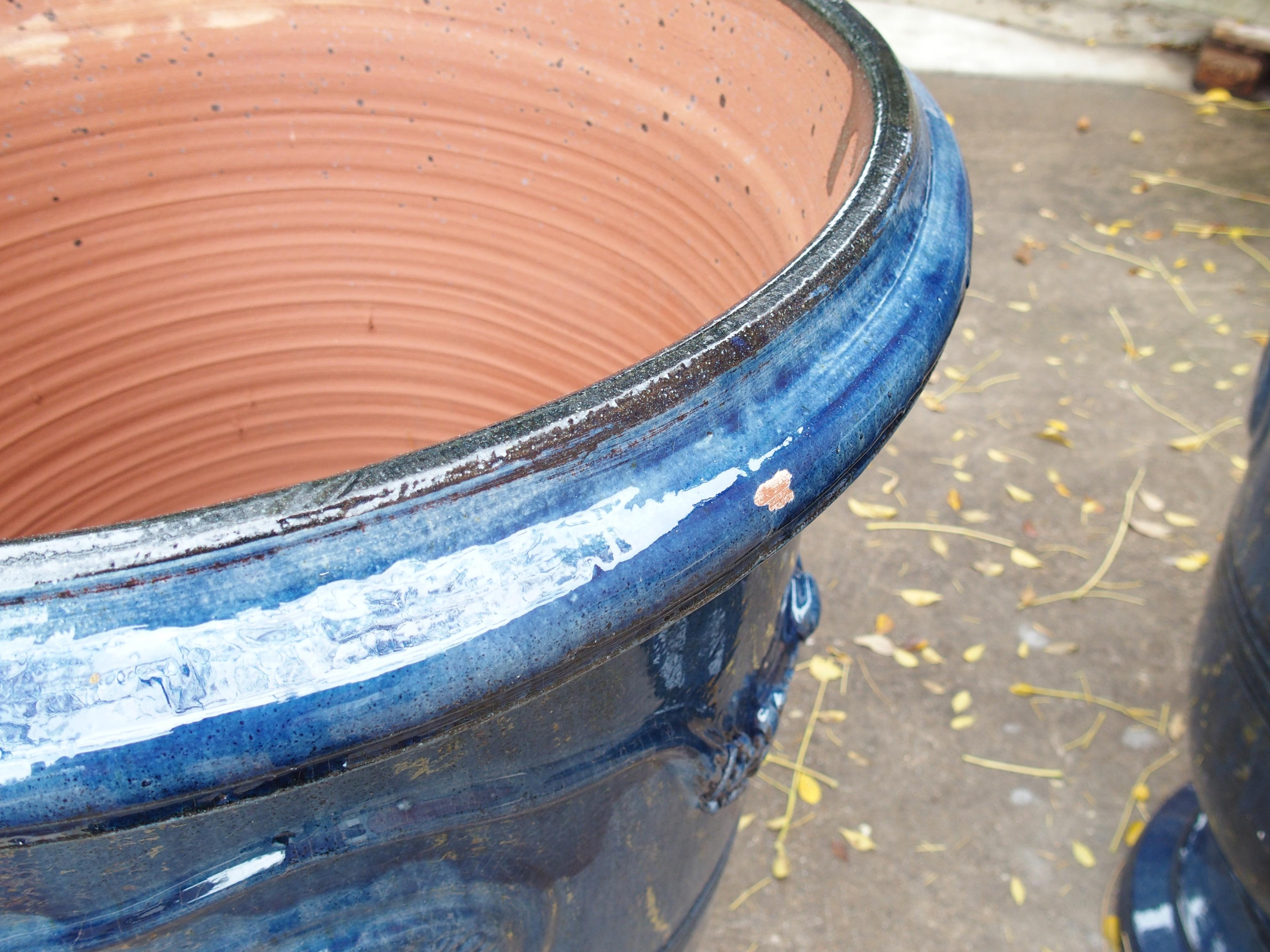 Paar reich glasierte kobaltblaue Gartentöpfe aus Anduze, Frankreich im Zustand „Gut“ im Angebot in Dallas, TX