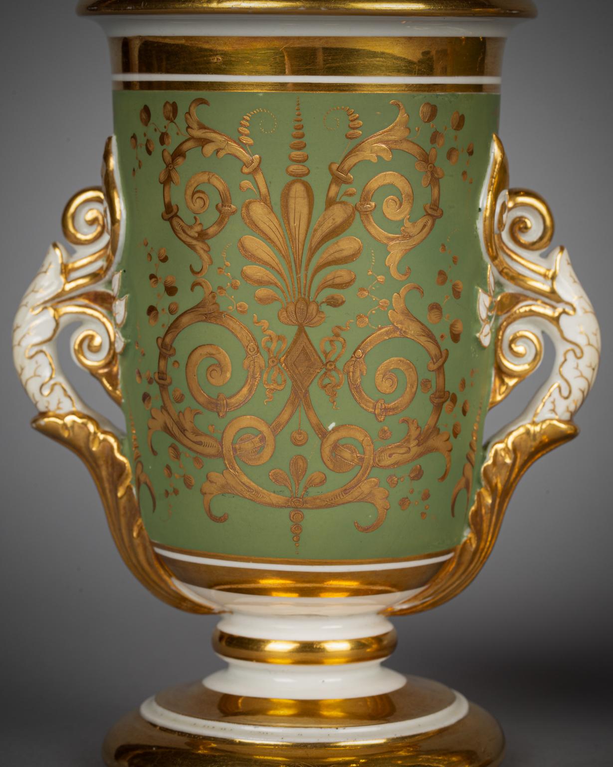 Début du XIXe siècle Paire de vases de déversement Ridgway verts et dorés à fond doré, vers 1825 en vente