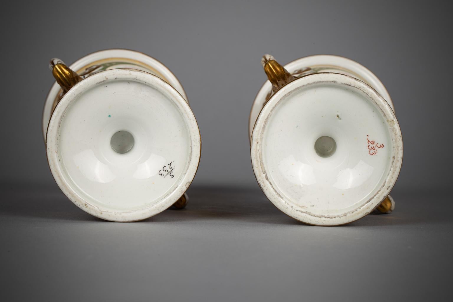 Porcelaine Paire de vases de déversement Ridgway verts et dorés à fond doré, vers 1825 en vente